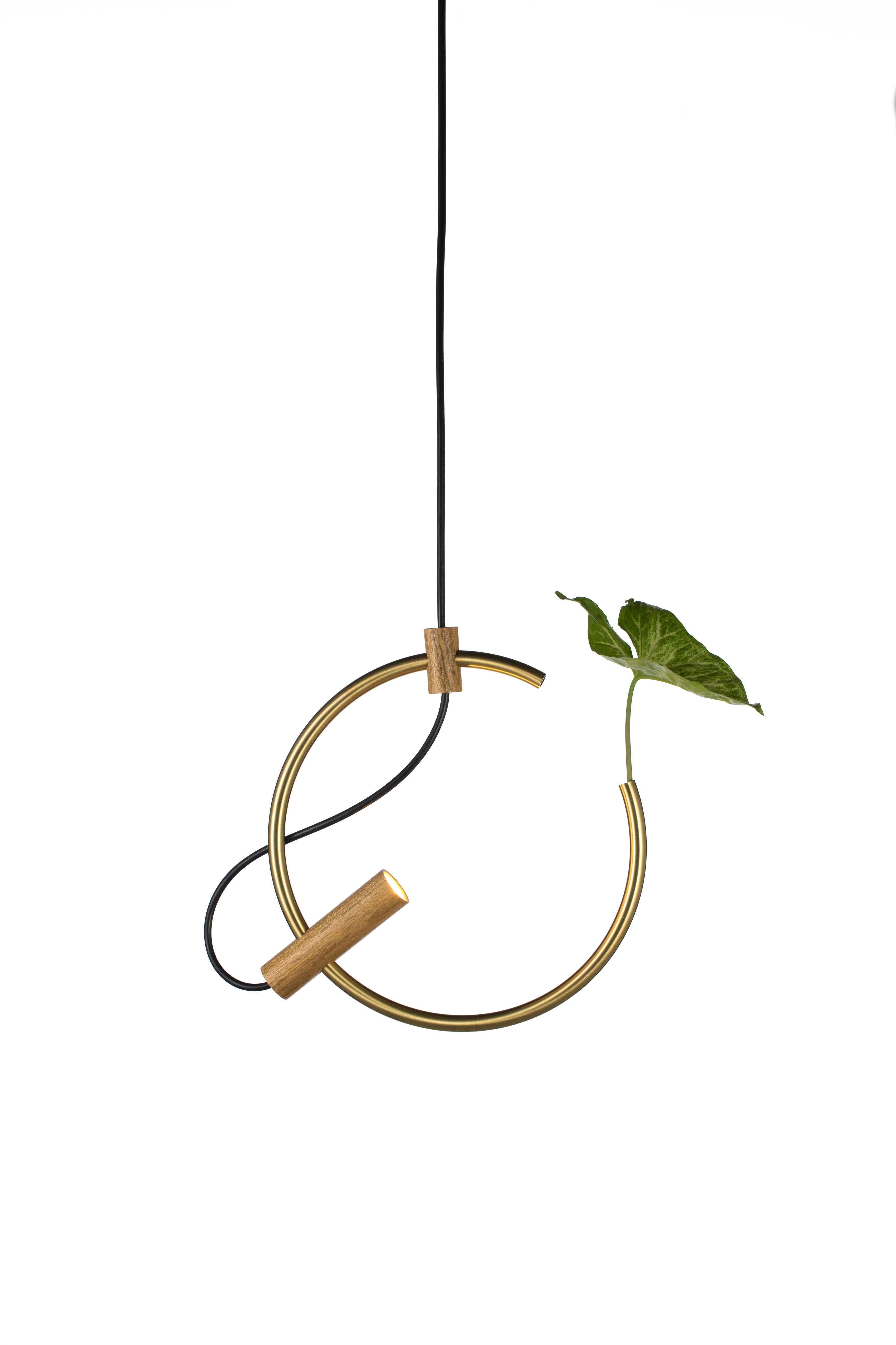 Luminária Foco in ottone, legno e alluminio di Andre Ferri Atelier
Dimensioni: L 107 x P 34 x H 60 cm. 
Materiali: Wood, ottone, alluminio.  


ANDRÉ FERRI
André Ferri è di Belo Horizonte, nato nel 1990, laureato in Architettura e Urbanistica con