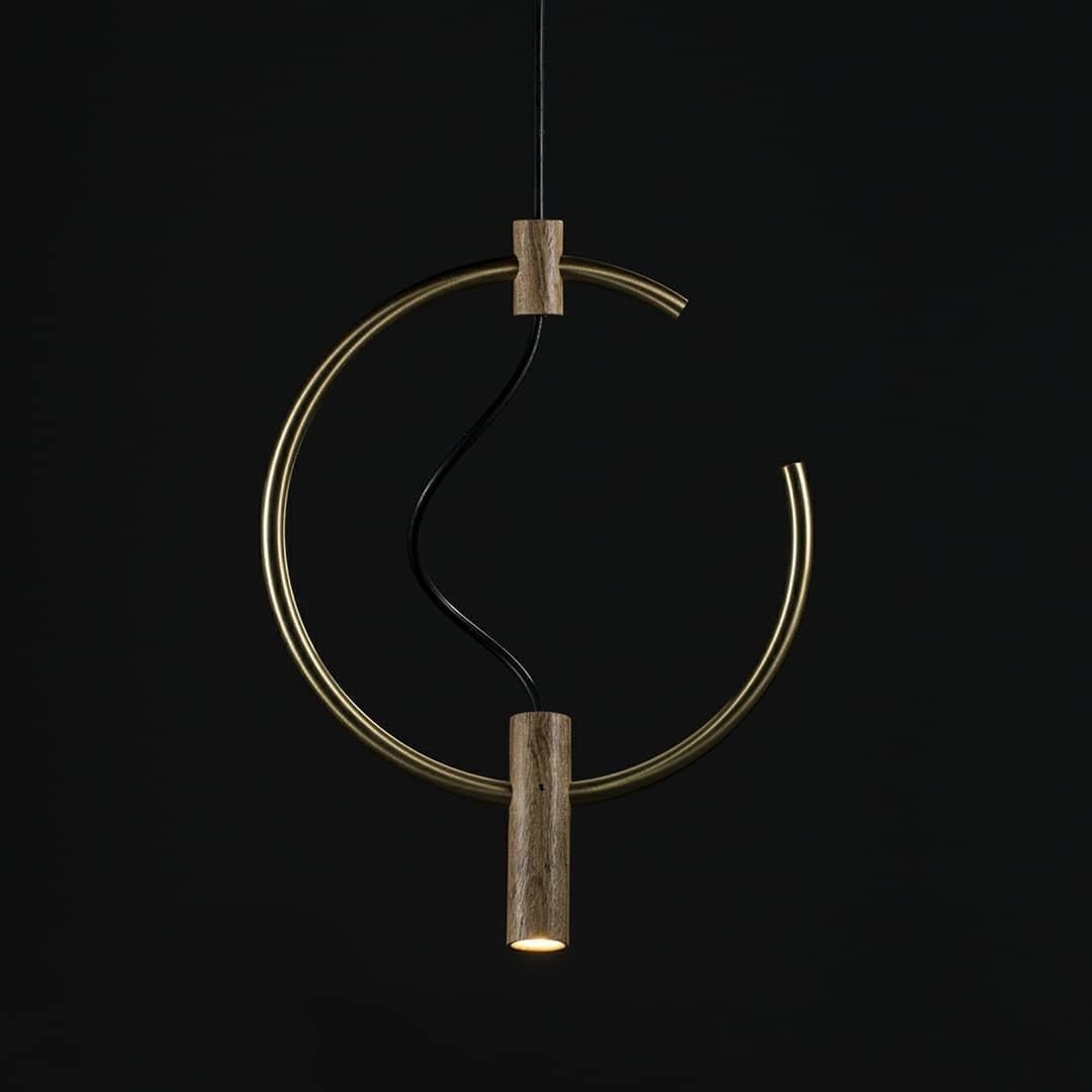 Postmoderno Luminária Foco in ottone, legno e alluminio di Andre Ferri Atelier in vendita