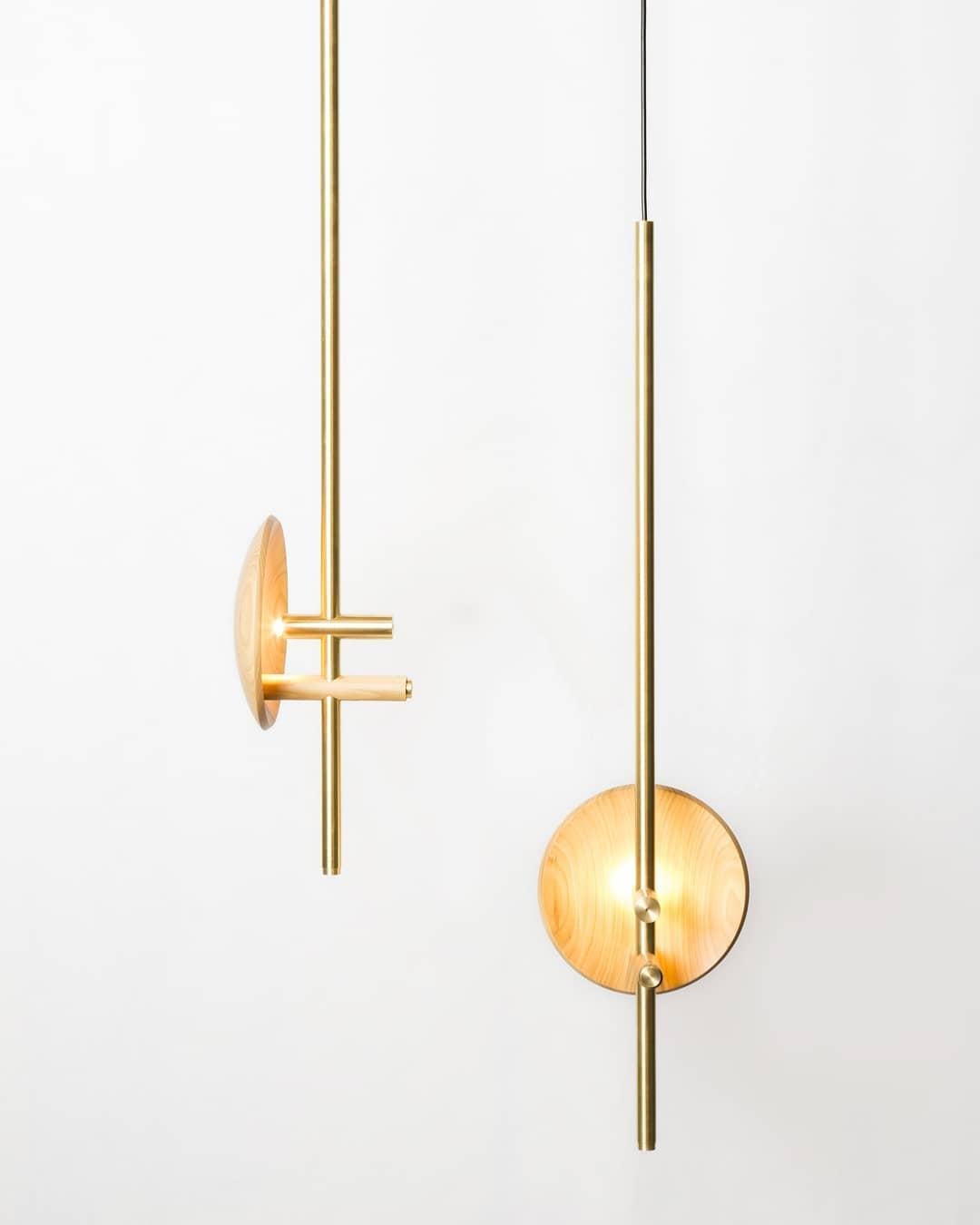 Luminária Memória in ottone, Wood e alluminio di Andre Ferri Atelier
Dimensioni: L 23,5 x P 23,5 x H 100 cm. 
Materiali: Wood, ottone, alluminio.  


ANDRÉ FERRI
André Ferri è di Belo Horizonte, nato nel 1990, laureato in Architettura e Urbanistica