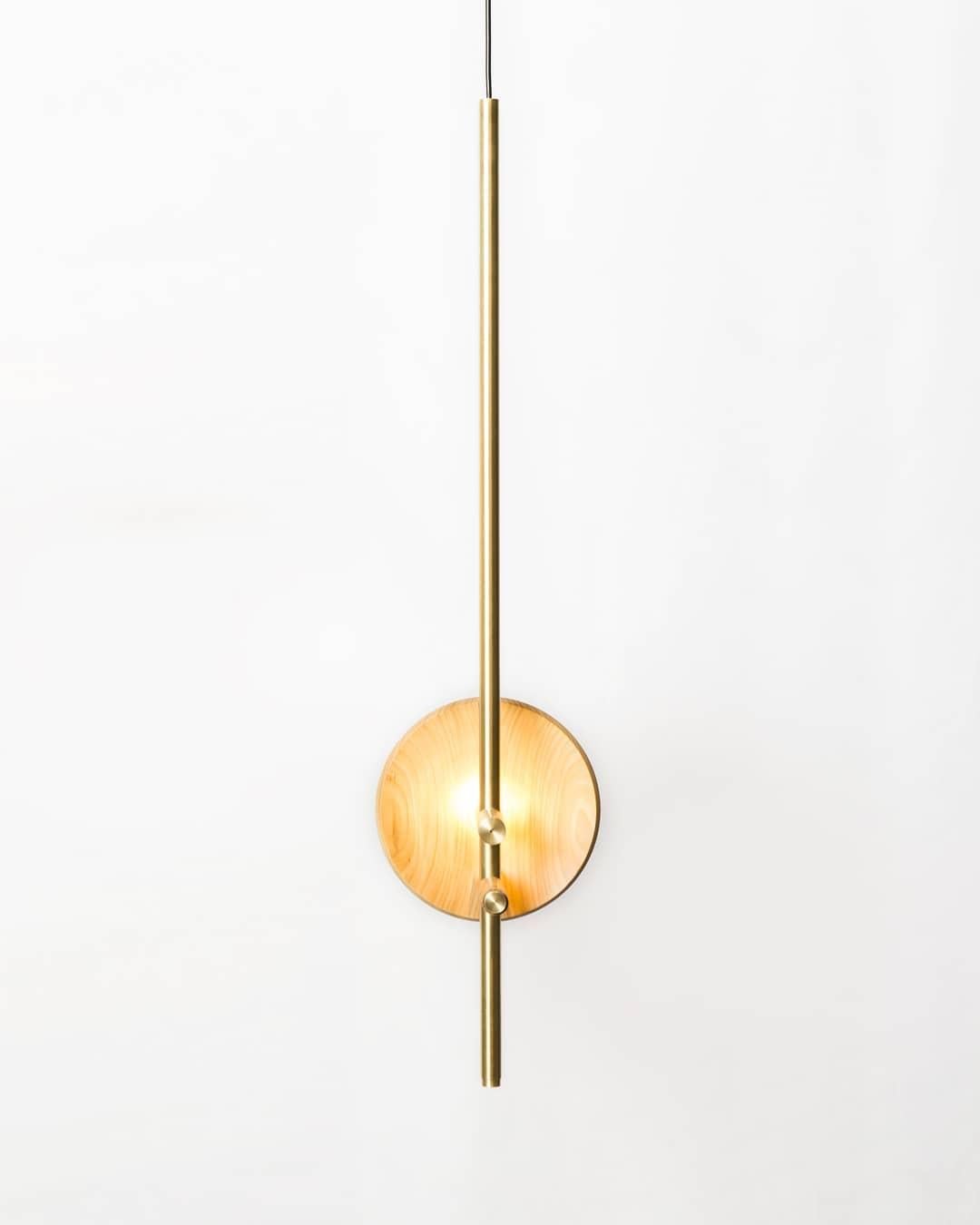 Postmoderno Luminária Memória in ottone, Wood e alluminio di Andre Ferri Atelier in vendita