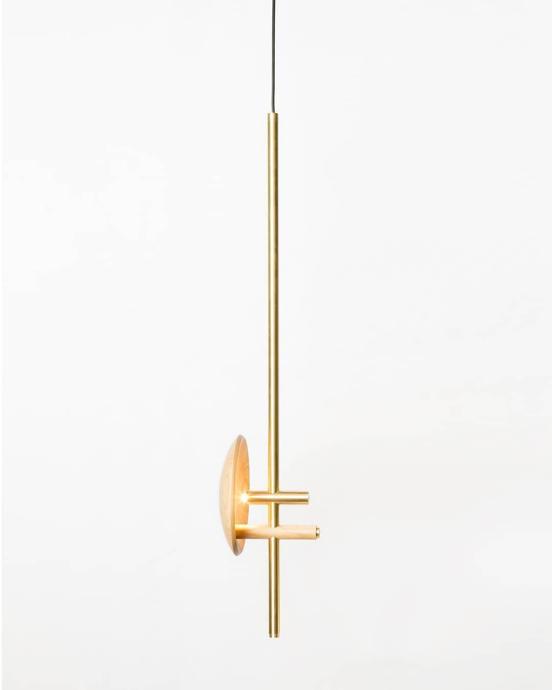 Brasiliano Luminária Memória in ottone, Wood e alluminio di Andre Ferri Atelier in vendita
