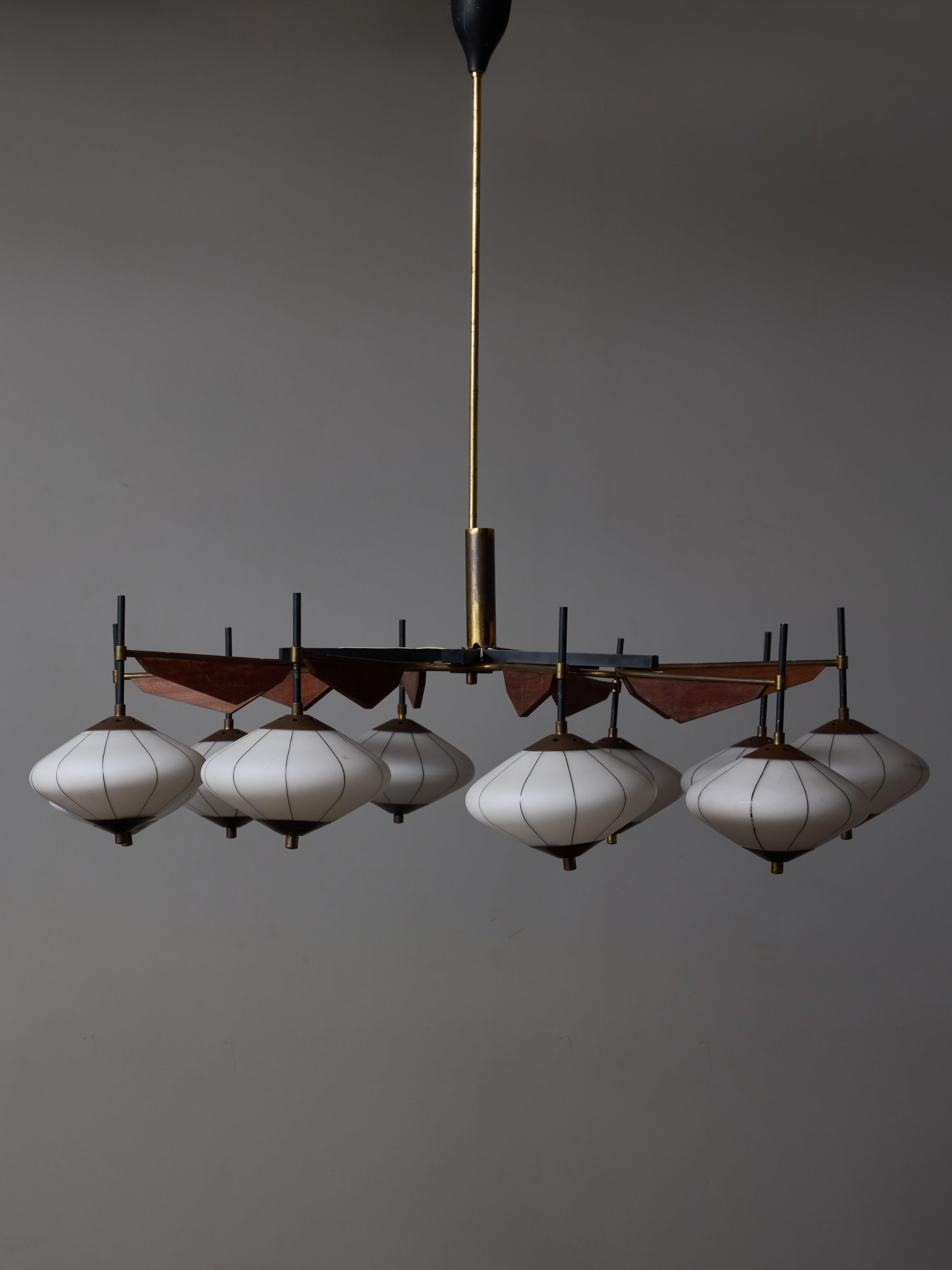 Decorative vintage chandelier by Stilnovo, made of a black metal frame with wood panel decors, ten arms of light each holding one glass globe.