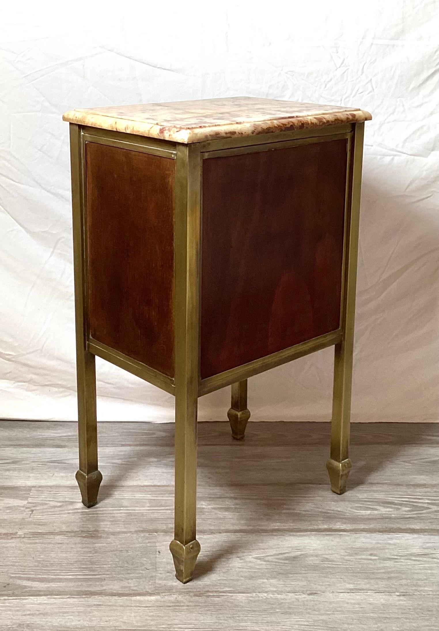 Début du 20ème siècle Table d'appoint, table de nuit en bois de laiton et marbre au début de la période déco  en vente