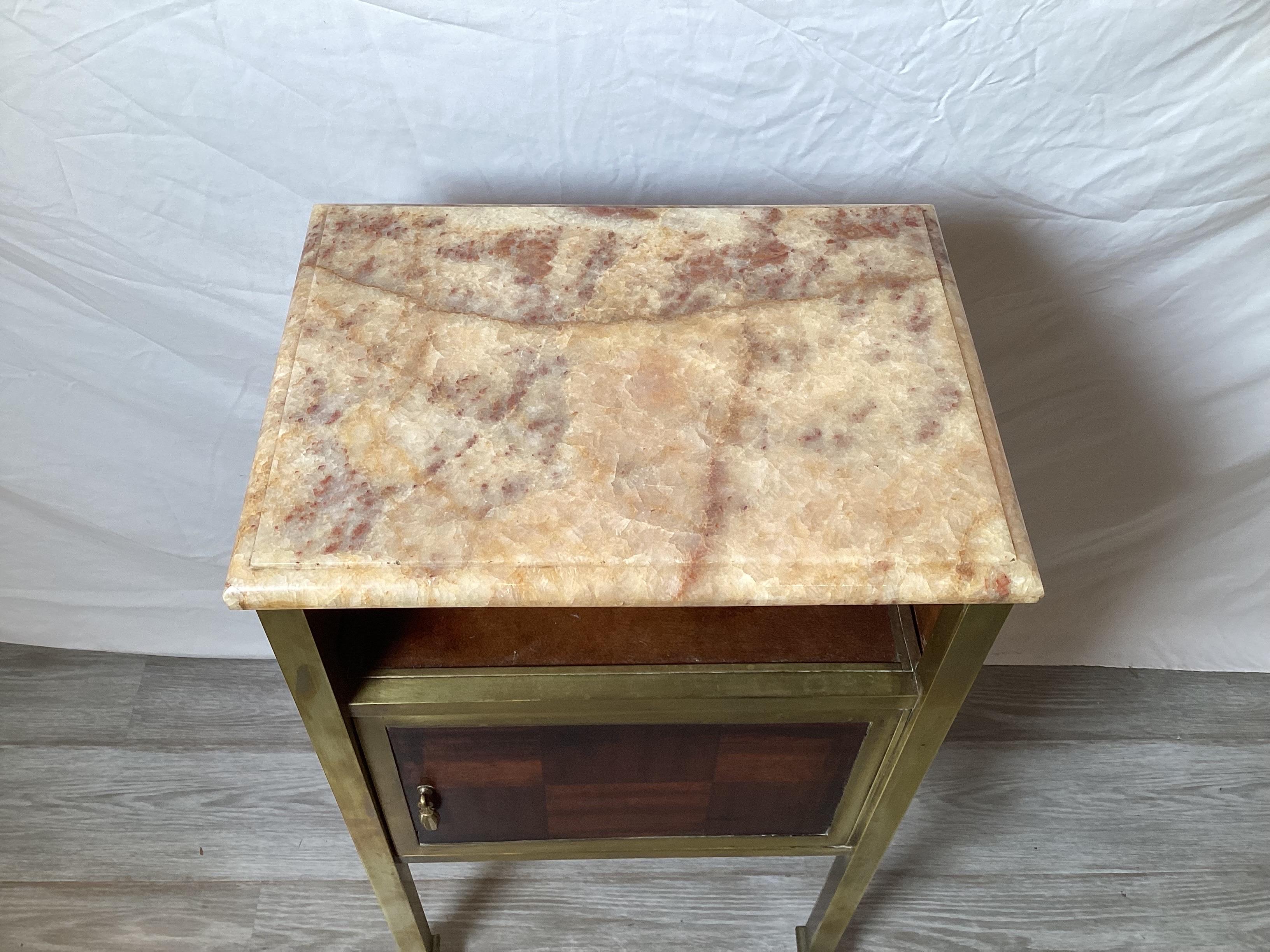 Laiton Table d'appoint, table de nuit en bois de laiton et marbre au début de la période déco  en vente