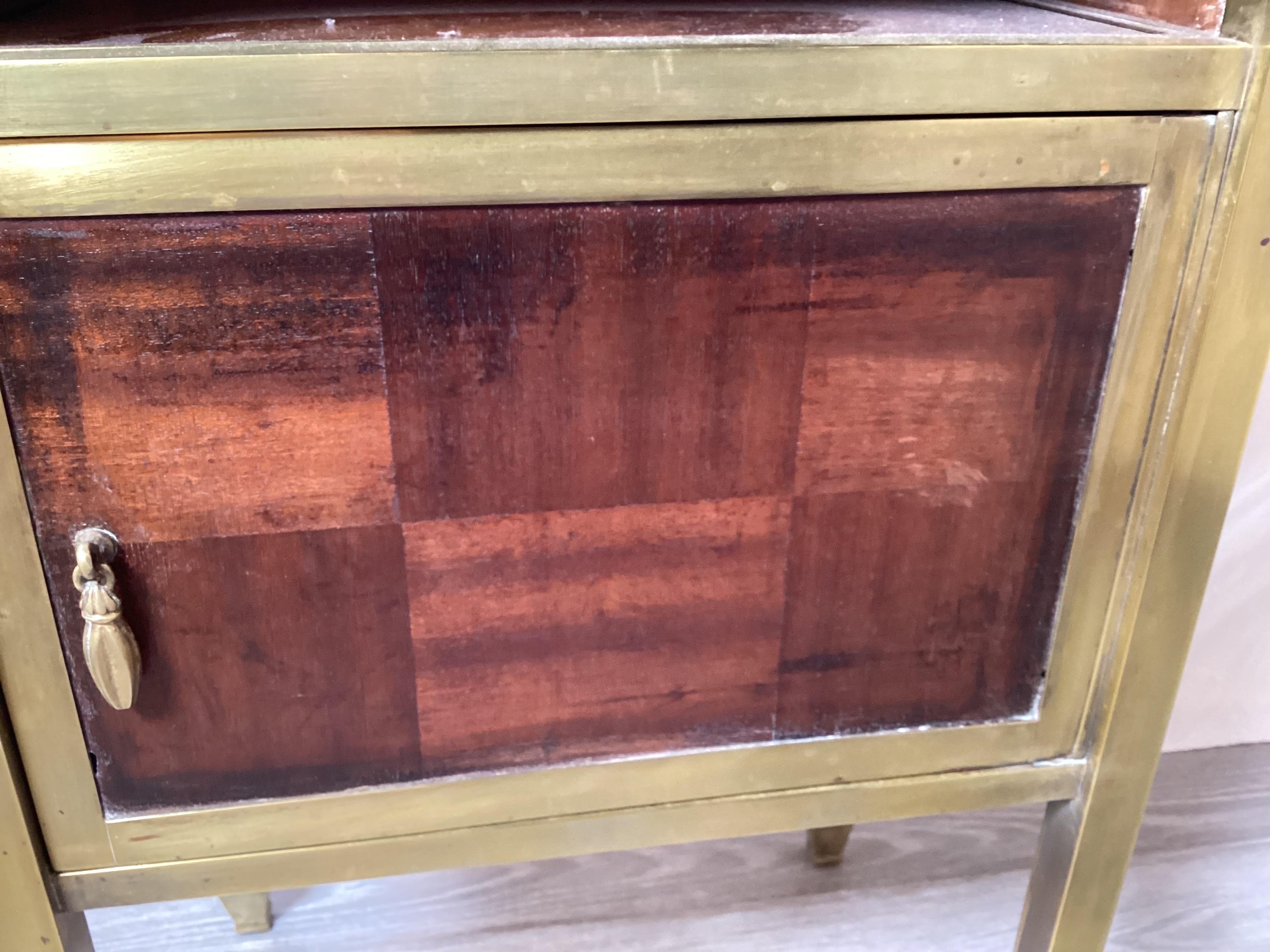 Table d'appoint, table de nuit en bois de laiton et marbre au début de la période déco  en vente 2