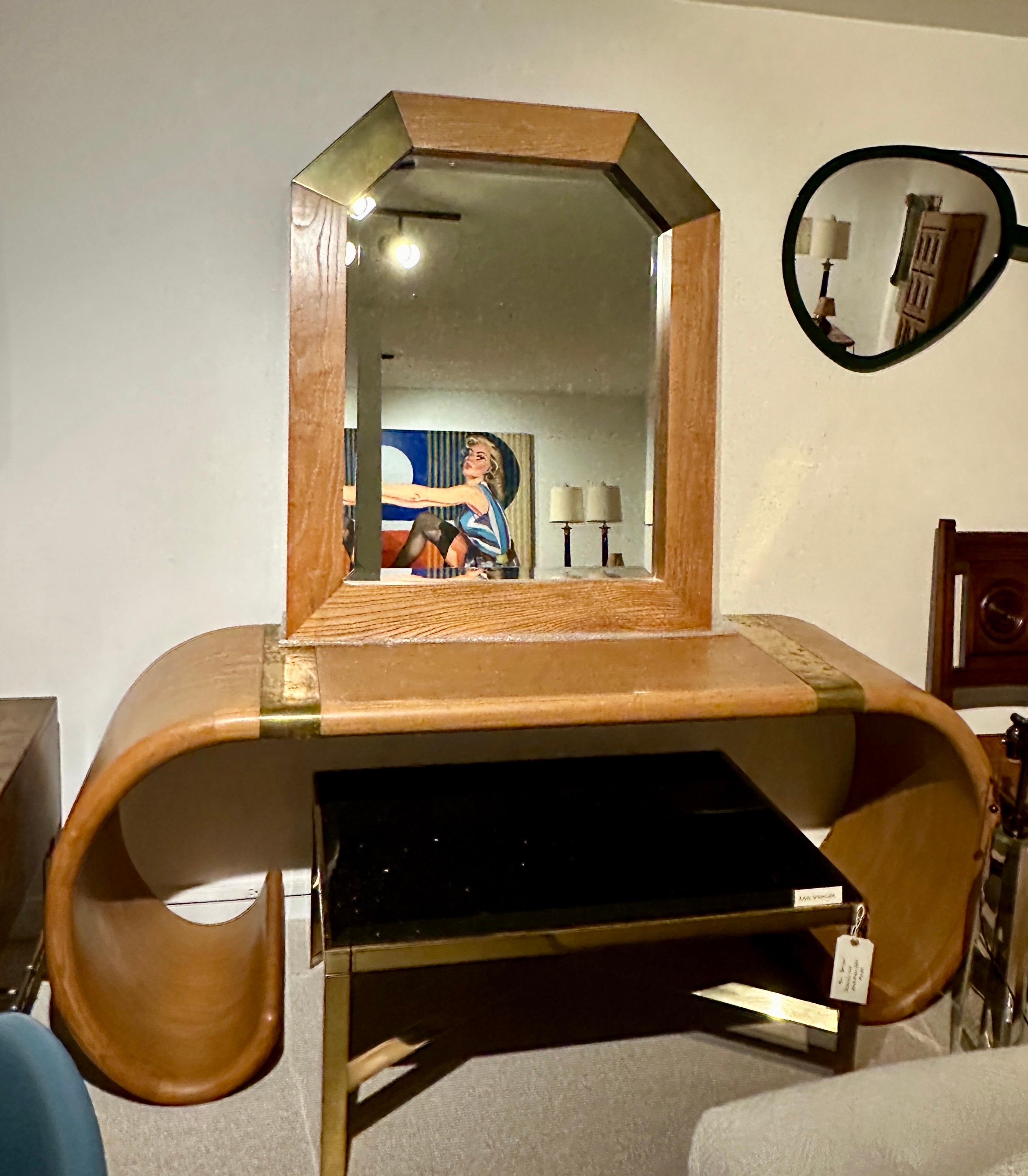 Miroir en bois lourd et épais avec des accolades en laiton dans un design géométrique.  NOTE :  nous disposons d'une console à volutes assortie si nécessaire, veuillez vous renseigner.