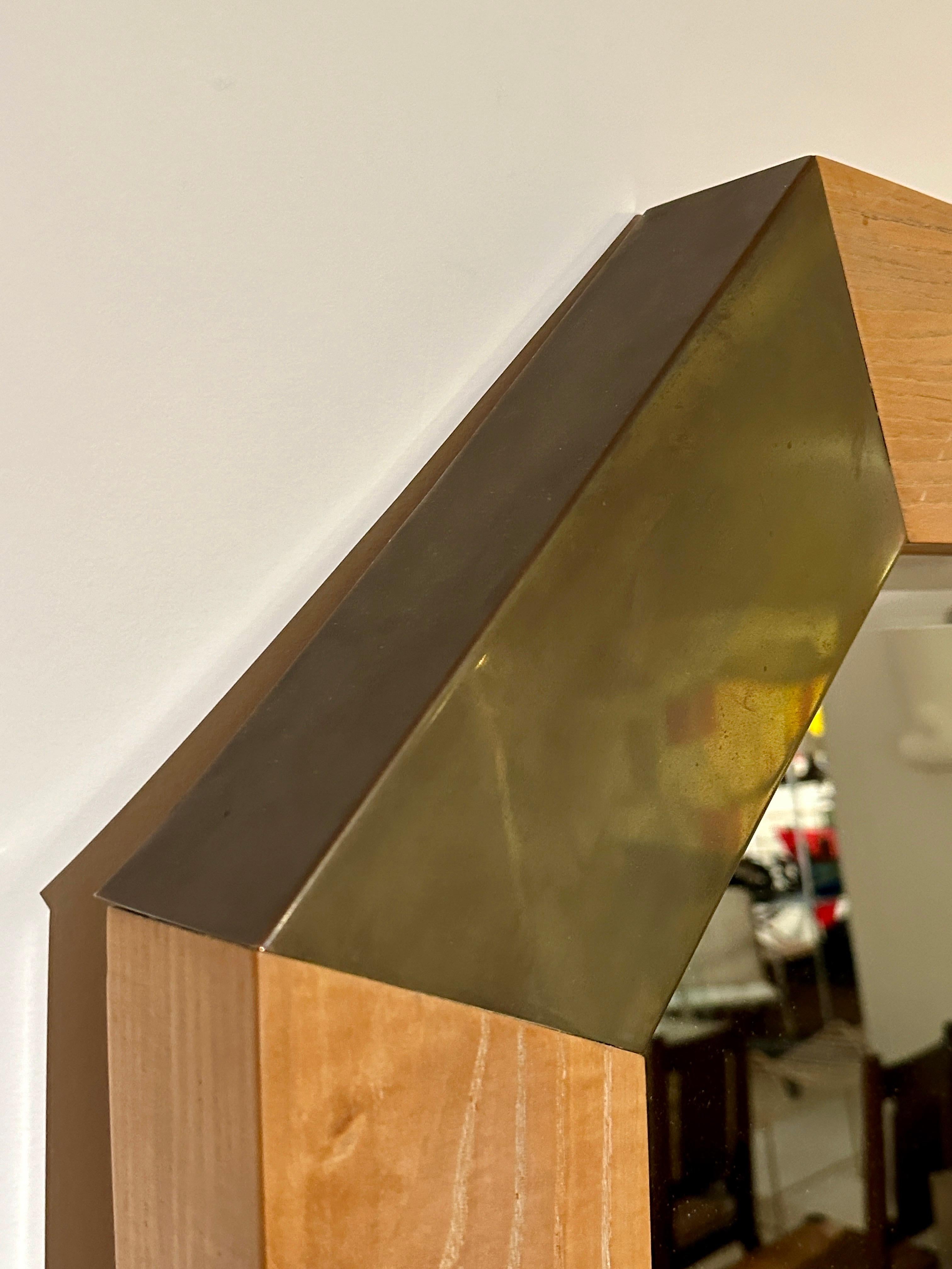 Postmoderne Miroir mural géométrique en laiton et bois à la manière de K. Springer en vente