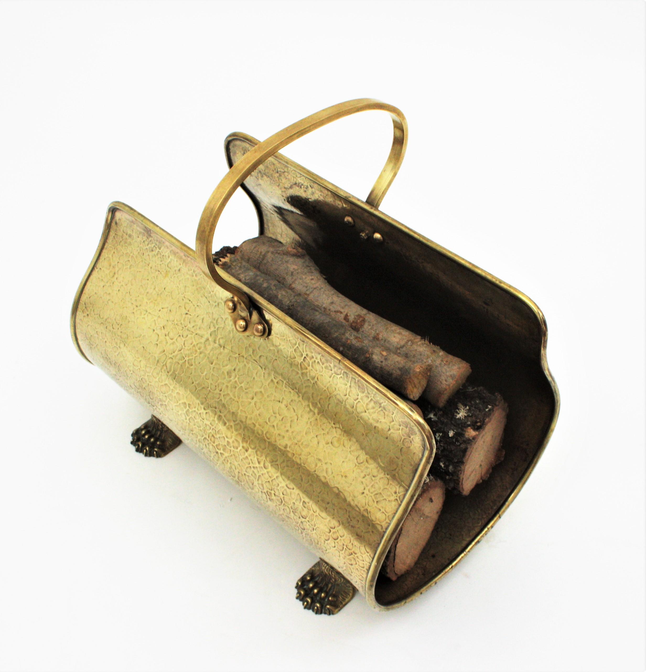 Brass Log Holder / Magazine Rack with Claw Feet In Good Condition For Sale In Barcelona, ES