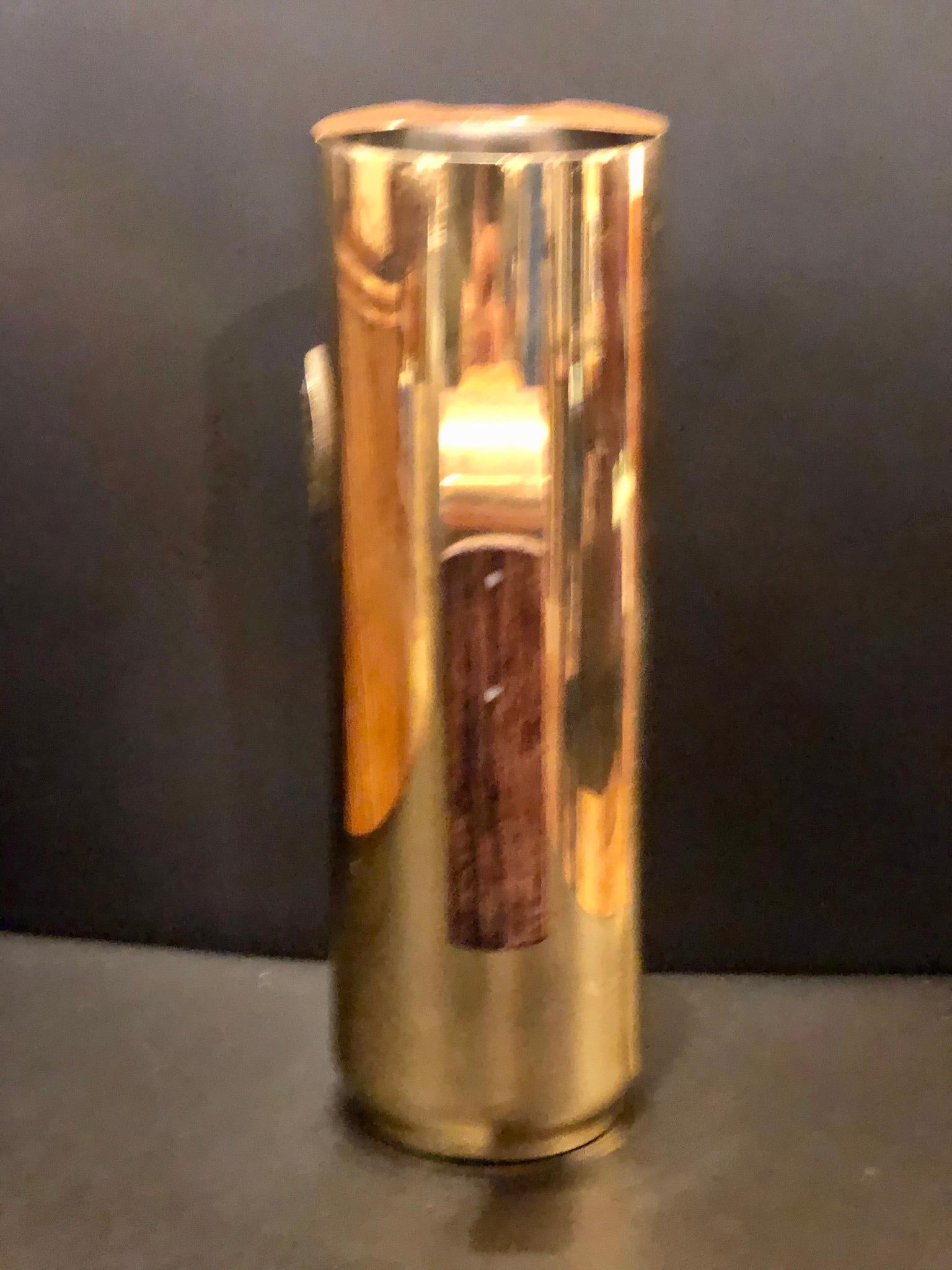Brocca d'acqua italiana in ottone lucido degli anni '50 circa, con rivestimento in argento e medaglione e manico in palissandro degli anni '50 circa, patina alta pezzo unico ed elegante con timbro sul fondo made in Italy.