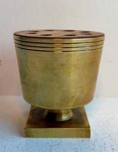 Portalápices y jarrón pequeño de latón y madera, diseñado por Tommi Parzinger para Dorlyn Silversmiths