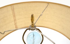 Lámpara de mesa de latón y madera de Stewart Ross James, blanca, líneas negras Pantalla original