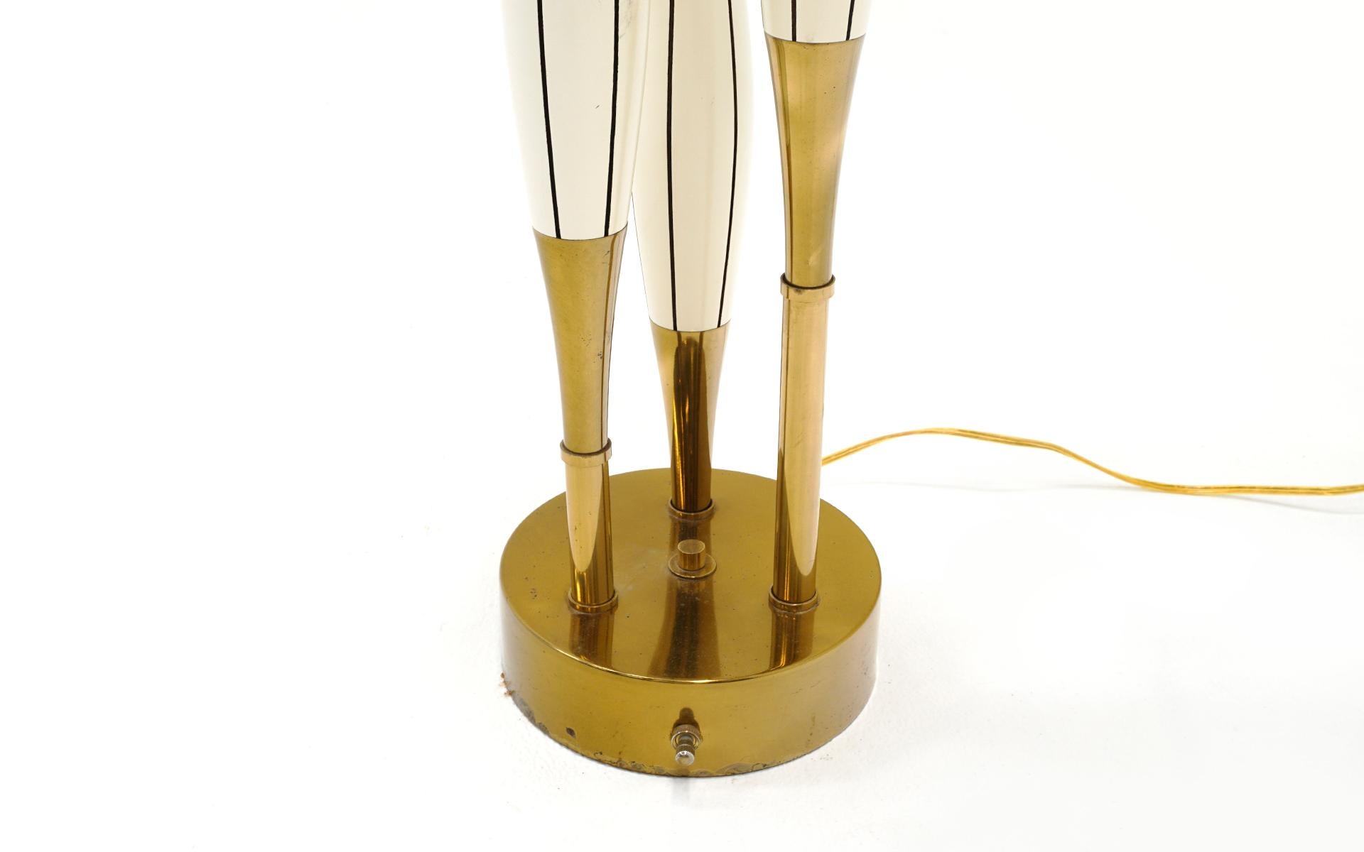 Américain Lampe de table en laiton & par Stewart Ross James:: blanc:: lignes noires:: abat-jour original en vente