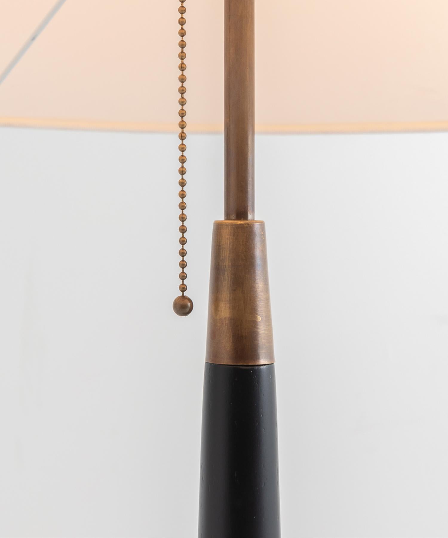 Tischlampe aus Messing und Holz, hergestellt in Italien (Moderne der Mitte des Jahrhunderts) im Angebot