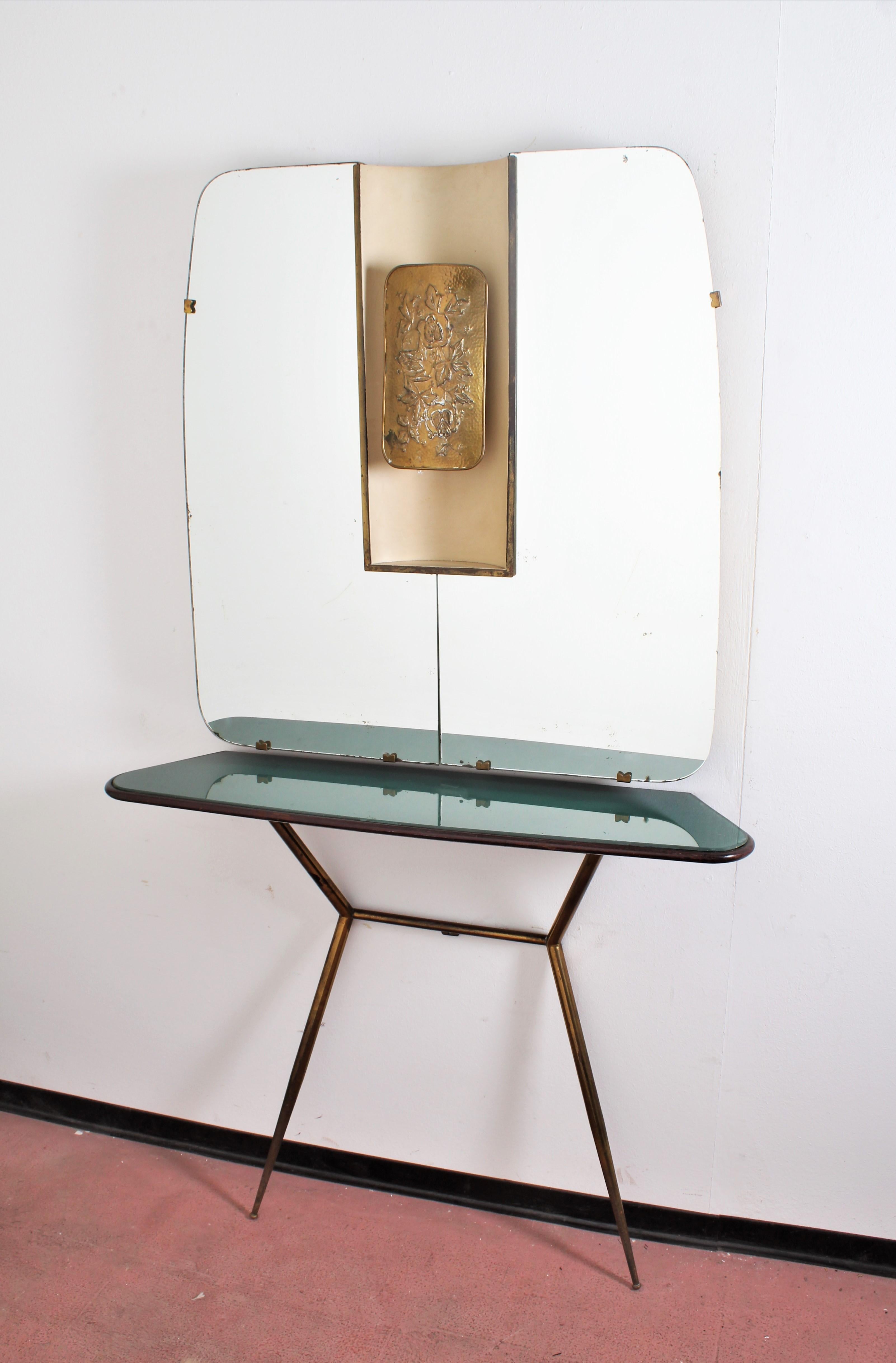 Original and beautiful brass and wood console with green glass shelf and illuminated mirror with golden profile and curved brass decorated lampshade. Attributed to Cristal Art Torino, 1960s, Italy.

Good condition, wear consistent with age and use.