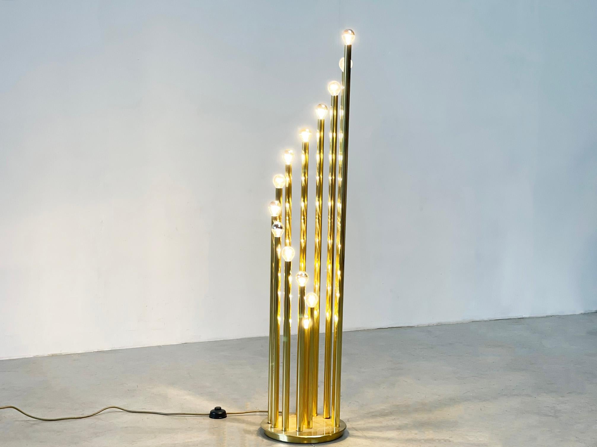 Brass xl Gaetano Sciolari floorlamp
70's brass floor lamp created by Italian designer Gaetano Sciolari. He is well known in the lighting business and well respected. 

The brass is in very good condition.

The floorlamp has 13 light points.

