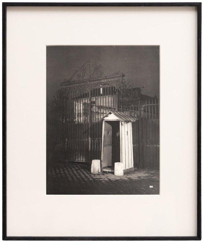 Begeben Sie sich auf eine Reise durch die nächtlichen Straßen von "Paris de Nuit" mit diesem exklusiven, seltenen Heliogravure-Testdruck von Brassai. 

Noch vor der Veröffentlichung seines kultigen Buches bietet dieser Druck einen einzigartigen