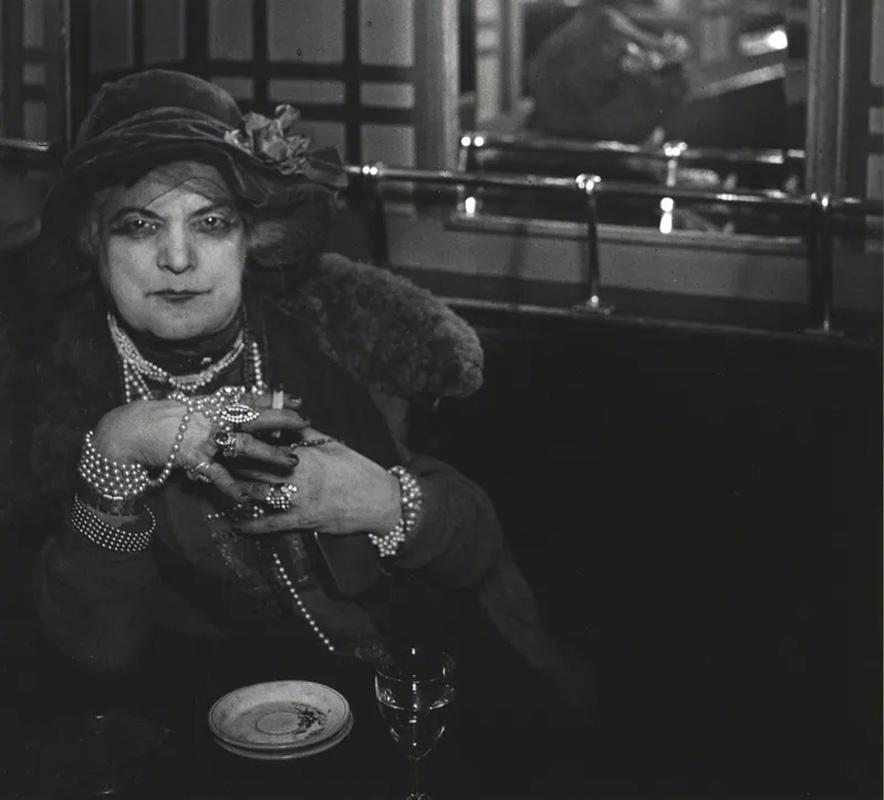 Black and White Photograph di Brassaï - Bijou di Montmarte