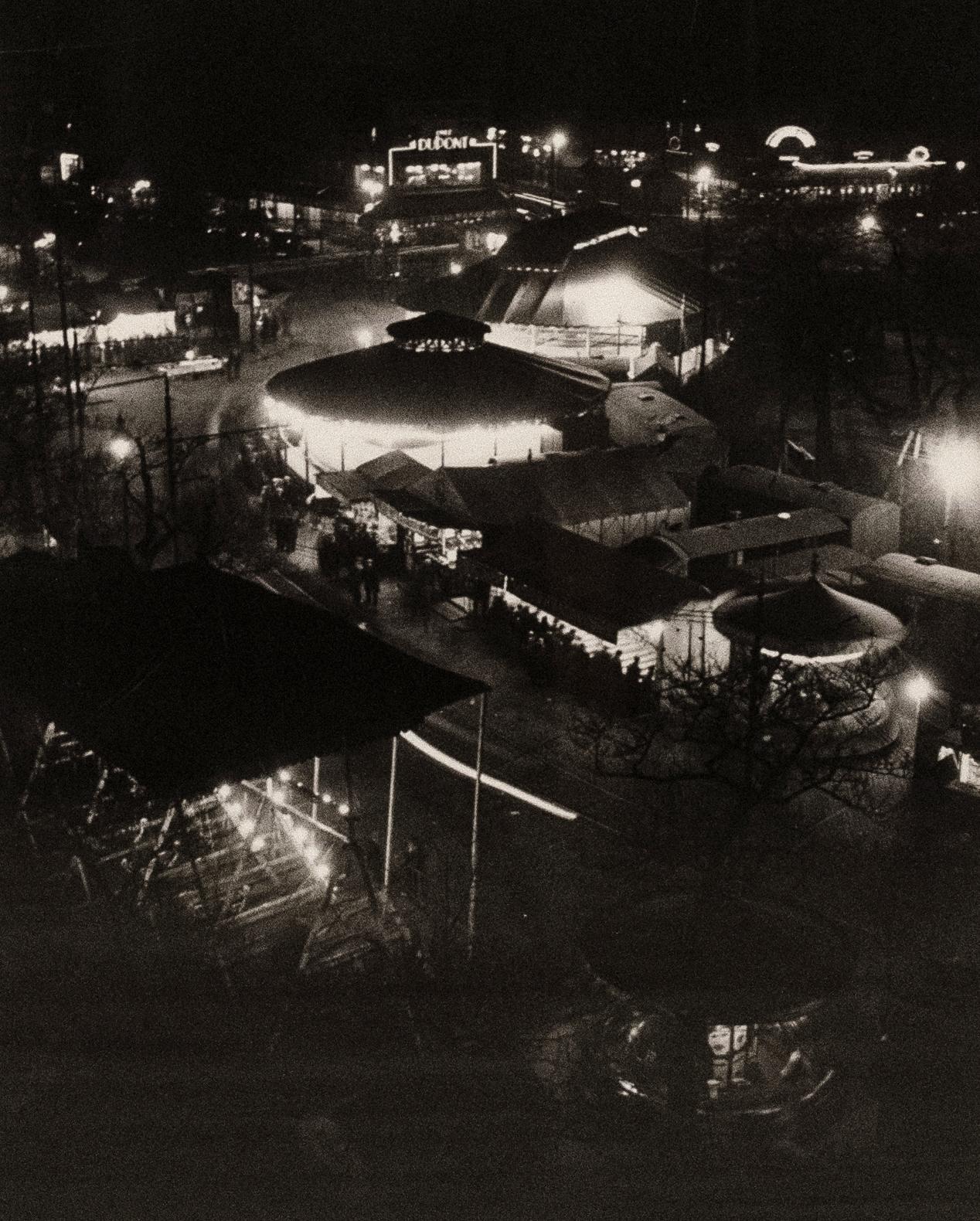 BRASSAI (ungherese-francese, 1899-1984)
Fiera di strada in Place d'Italie, 1931
Mezzo di comunicazione: Stampa a foglio
Data di stampa: anni '70
Stampato negli Stati Uniti
Immagine: 10 1/2 x 8 pollici
Incorniciato: 14 1/2 x 12 pollici

Anche se il