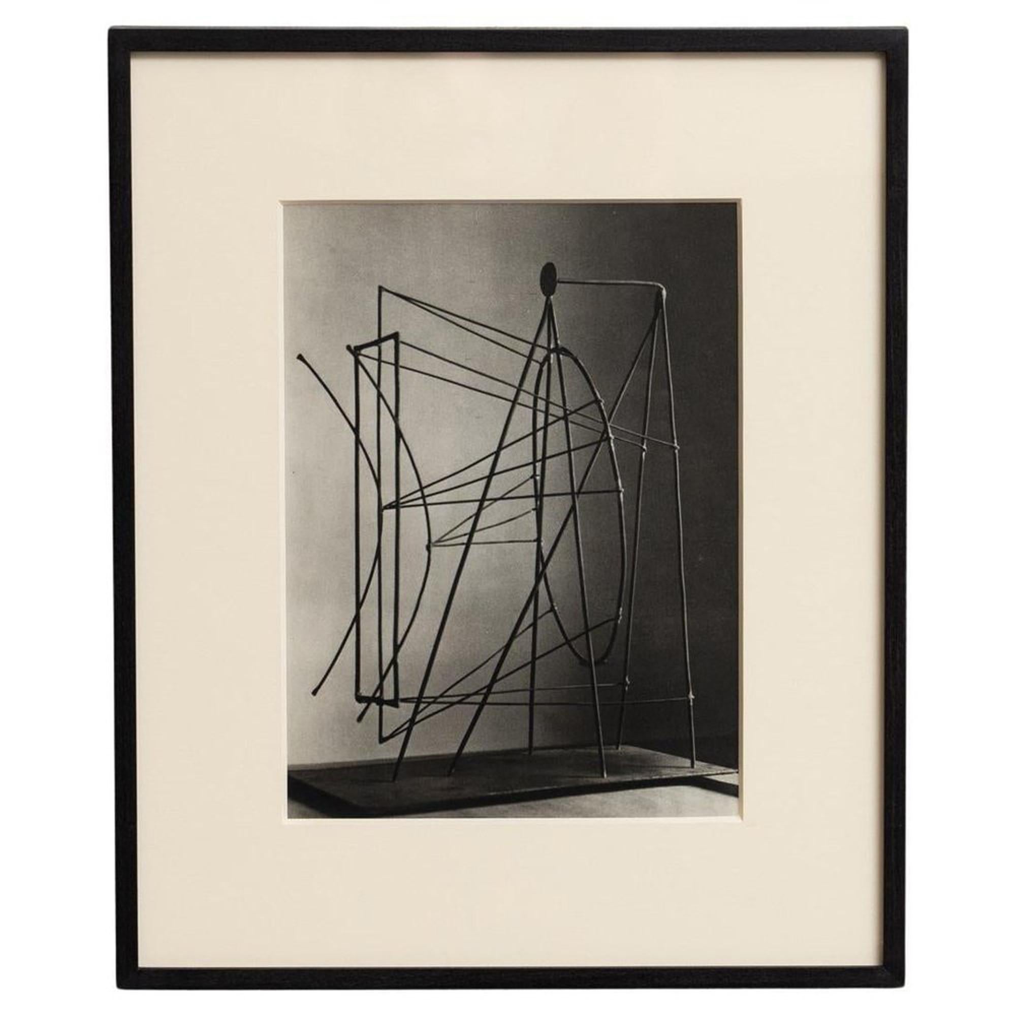 Diese gerahmte Fotogravüre von Brassaï, die 1948 in Frankreich veröffentlicht wurde, reproduziert eines von Picassos skulpturalen Werken mit beeindruckender Klarheit und Farbtiefe. Das von Editions du Chêne für The Sculptures of Picasso von