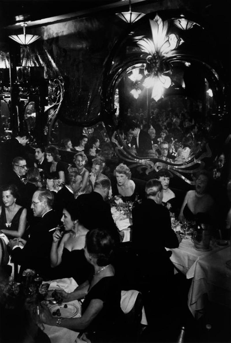 Brassaï Black and White Photograph – Gala-Soirée im Maxim's
