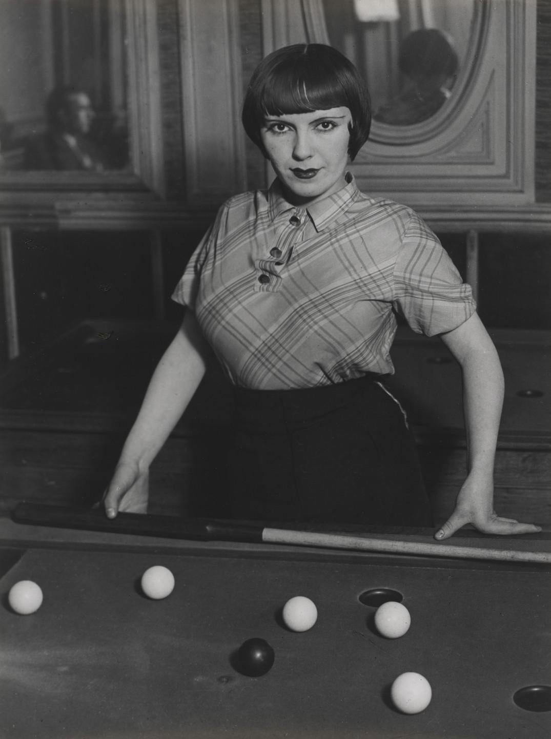Black and White Photograph di Brassaï - Ragazza che gioca a biliardo, Montmarte