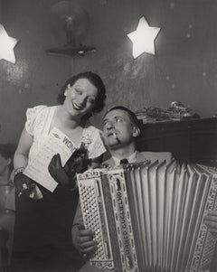 Kiki avec son accordéoniste, au Cabaret des fleurs, à Montparnasse