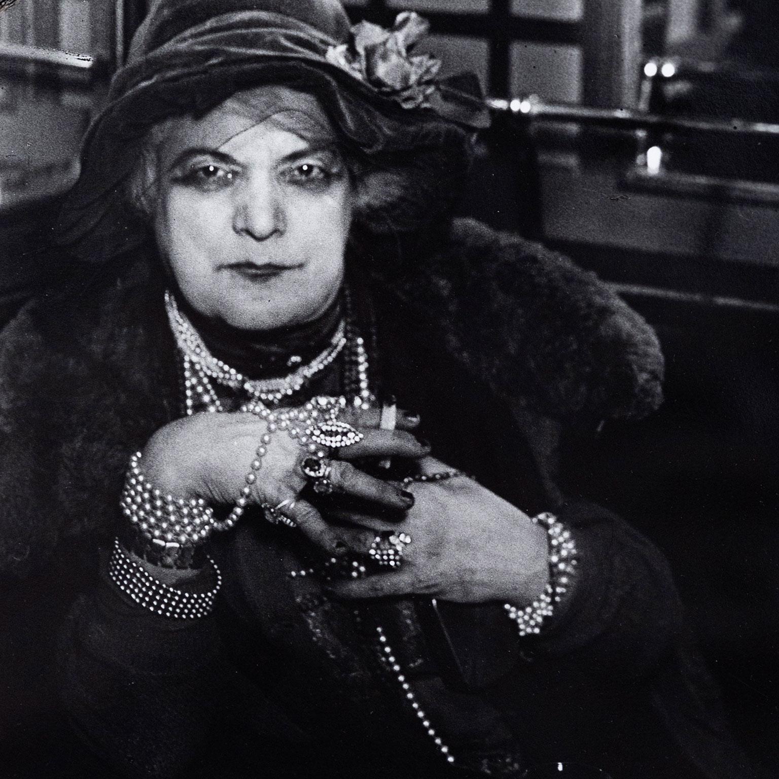 Señora Bijoux - Photograph Romántico de Brassaï