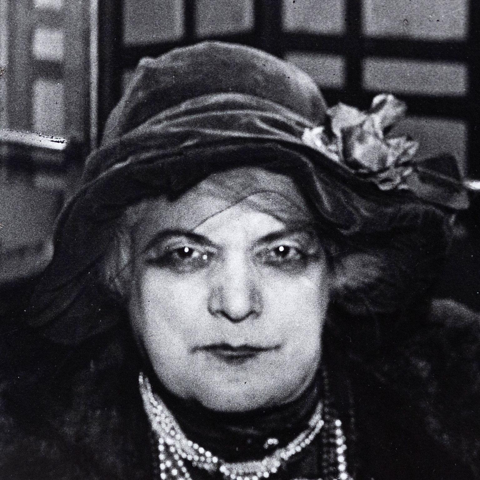 Brassaï (1899-1984) fue un fotógrafo húngaro-francés célebre por sus imágenes que iluminaban tanto la vida nocturna parisina como la alta sociedad. Se le recuerda como uno de los fotógrafos más influyentes del periodo de entreguerras, cuya obra
