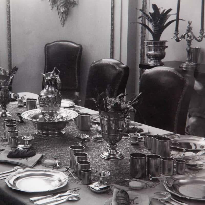 Schwarz-Weiß-Fotografie eines Innenraums aus Messing, um 1936 (Moderne der Mitte des Jahrhunderts) im Angebot
