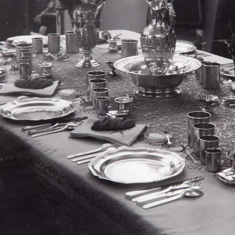 Schwarz-Weiß-Fotografie eines Innenraums aus Messing, um 1936 (Französisch) im Angebot