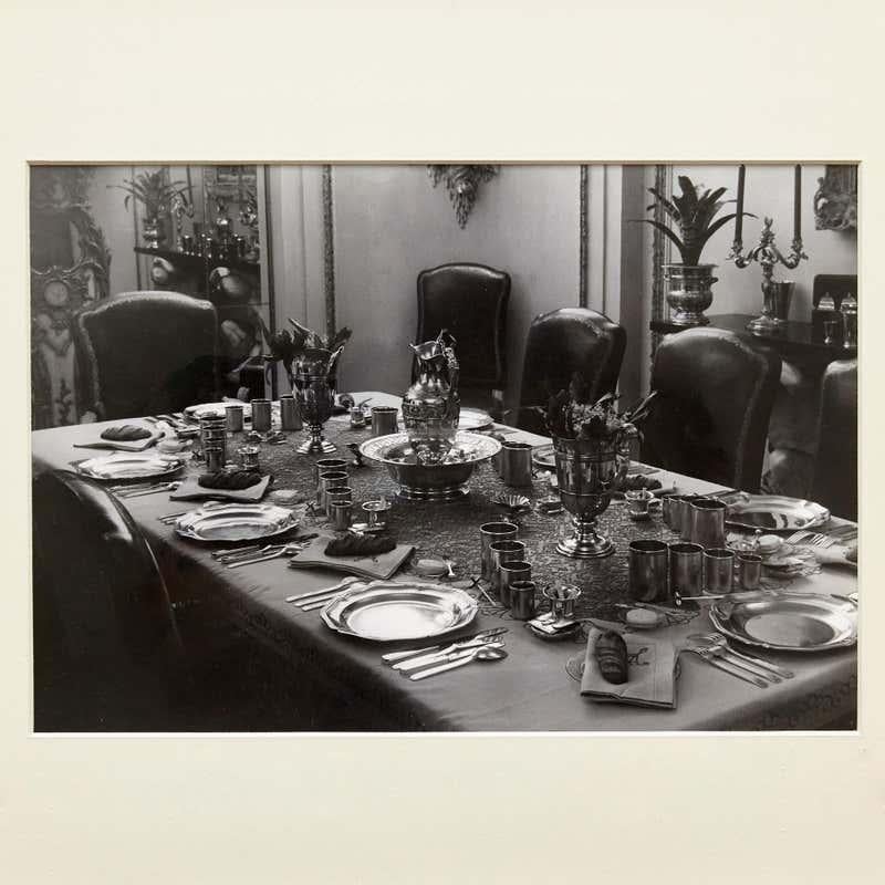 Schwarz-Weiß-Fotografie eines Innenraums aus Messing, um 1936 (Mitte des 20. Jahrhunderts) im Angebot