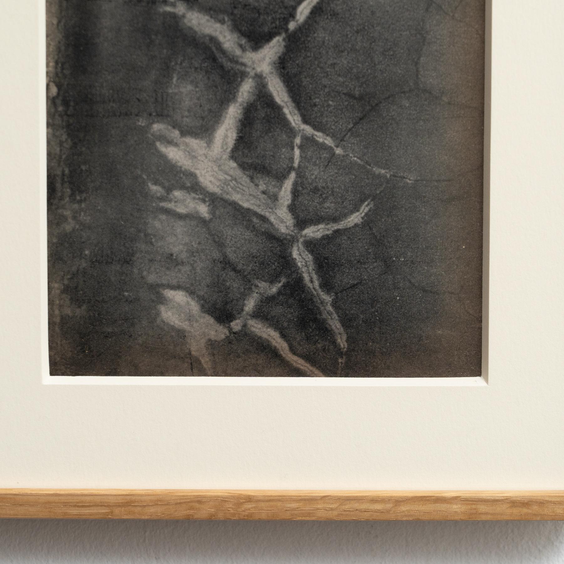 Photographie héliogravure encadrée de Brassai (1949) - Noir et blanc en vente 1