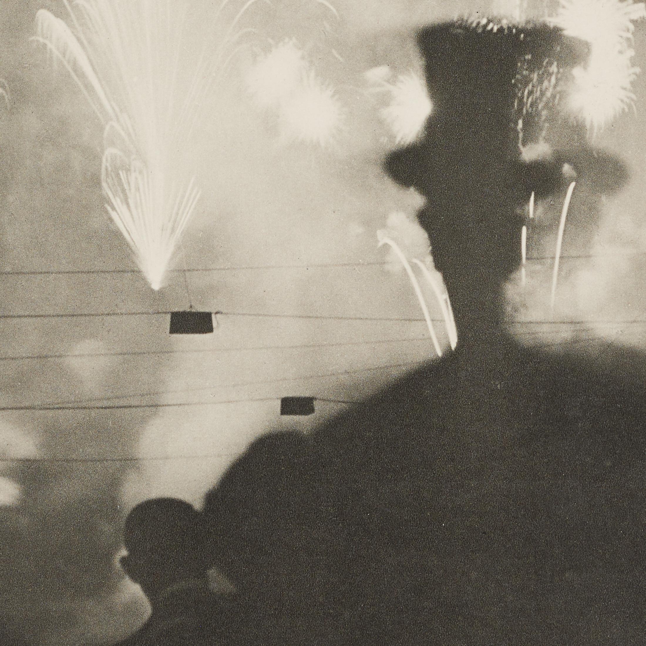 Brassaï Heliogravüre aus Verve 1937 - Feuerwerk über Paris, gerahmt im Angebot 4