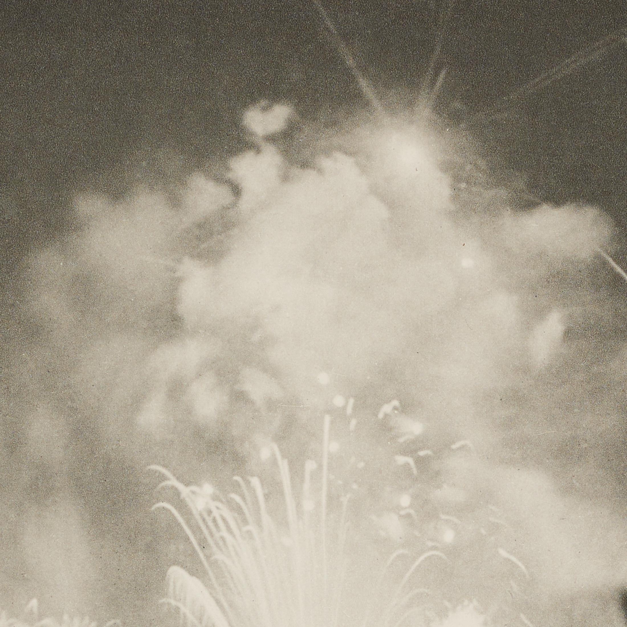 Brassaï Heliogravüre aus Verve 1937 - Feuerwerk über Paris, gerahmt im Angebot 5