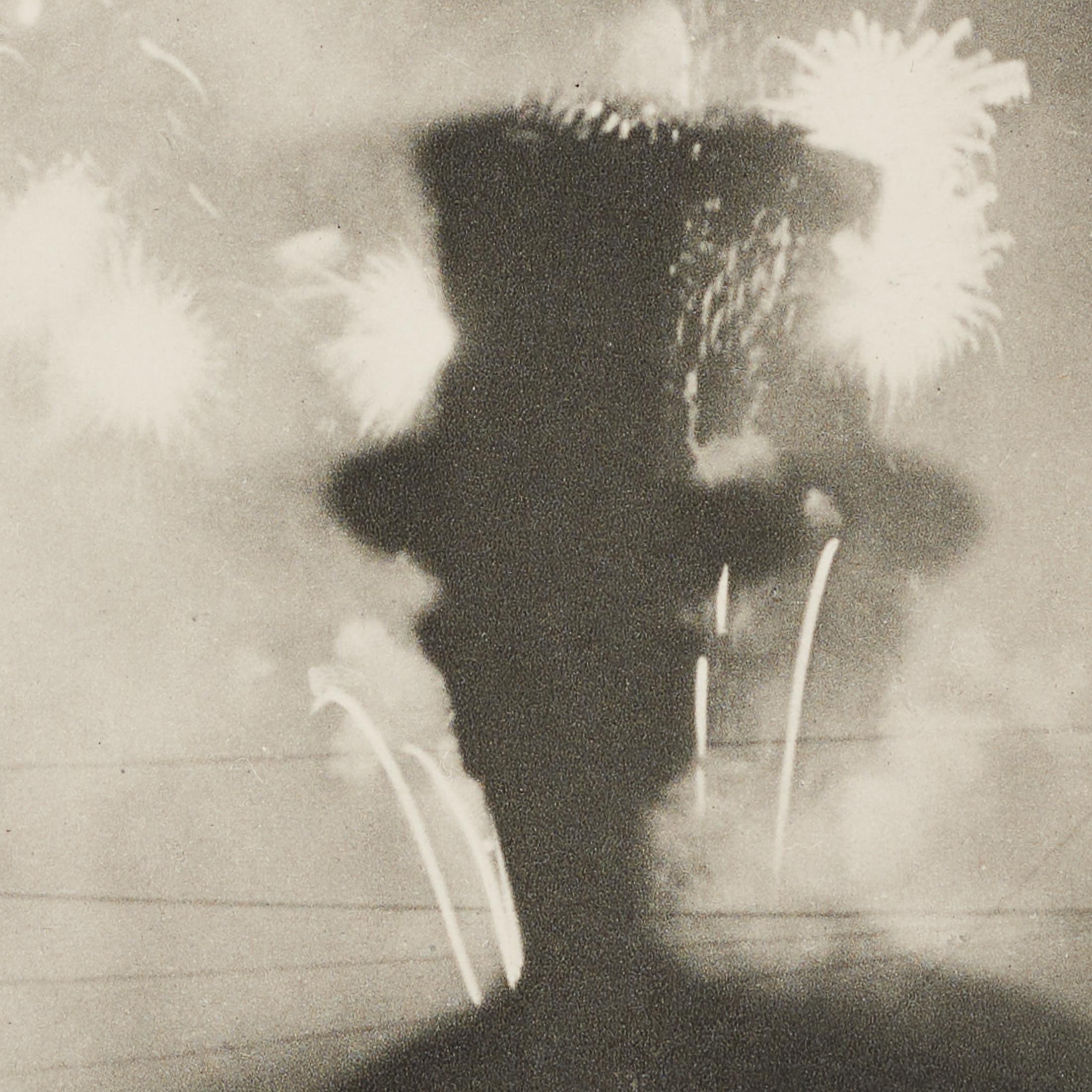 Brassaï Heliogravüre aus Verve 1937 - Feuerwerk über Paris, gerahmt im Angebot 6