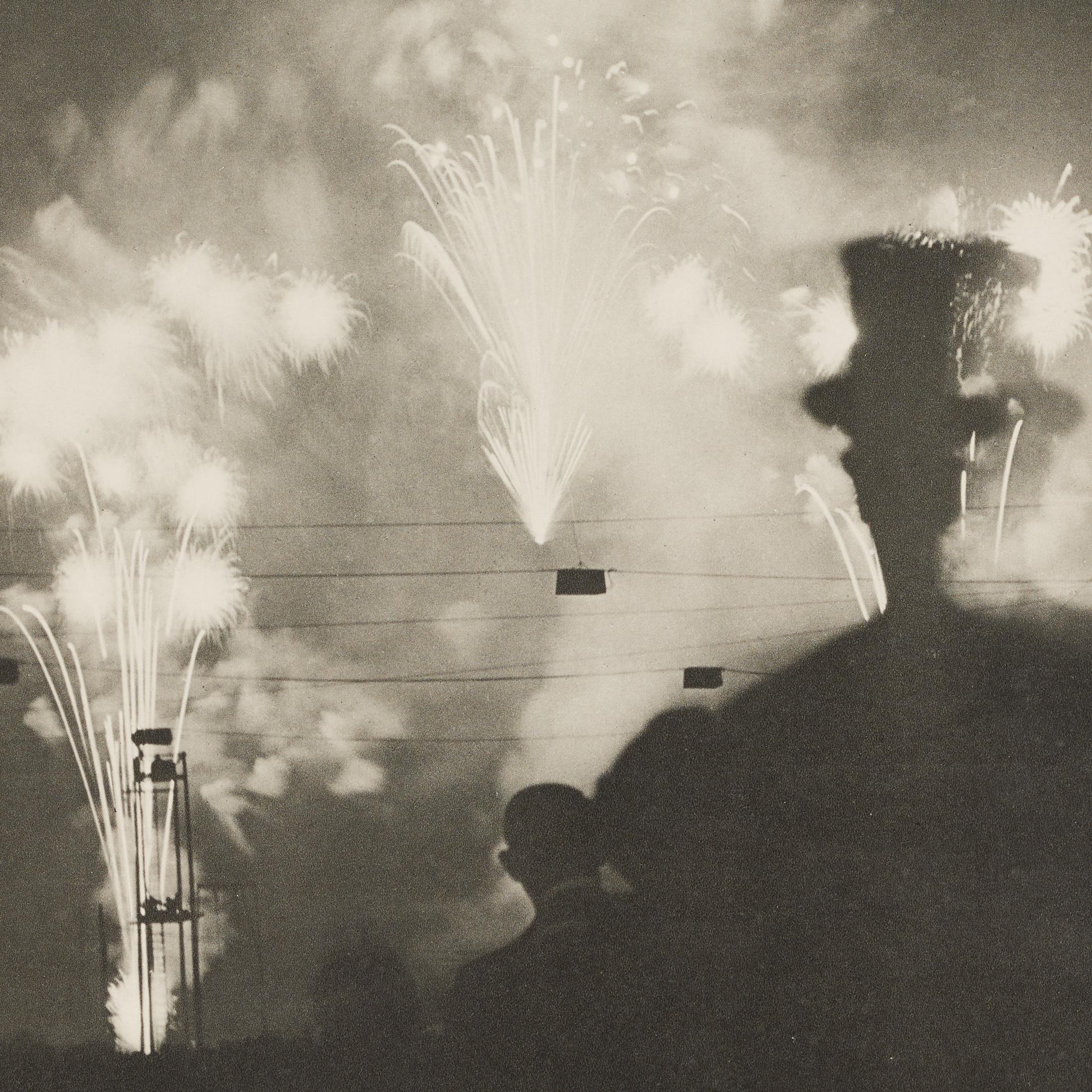 Brassaï Heliogravüre aus Verve 1937 - Feuerwerk über Paris, gerahmt im Angebot 8