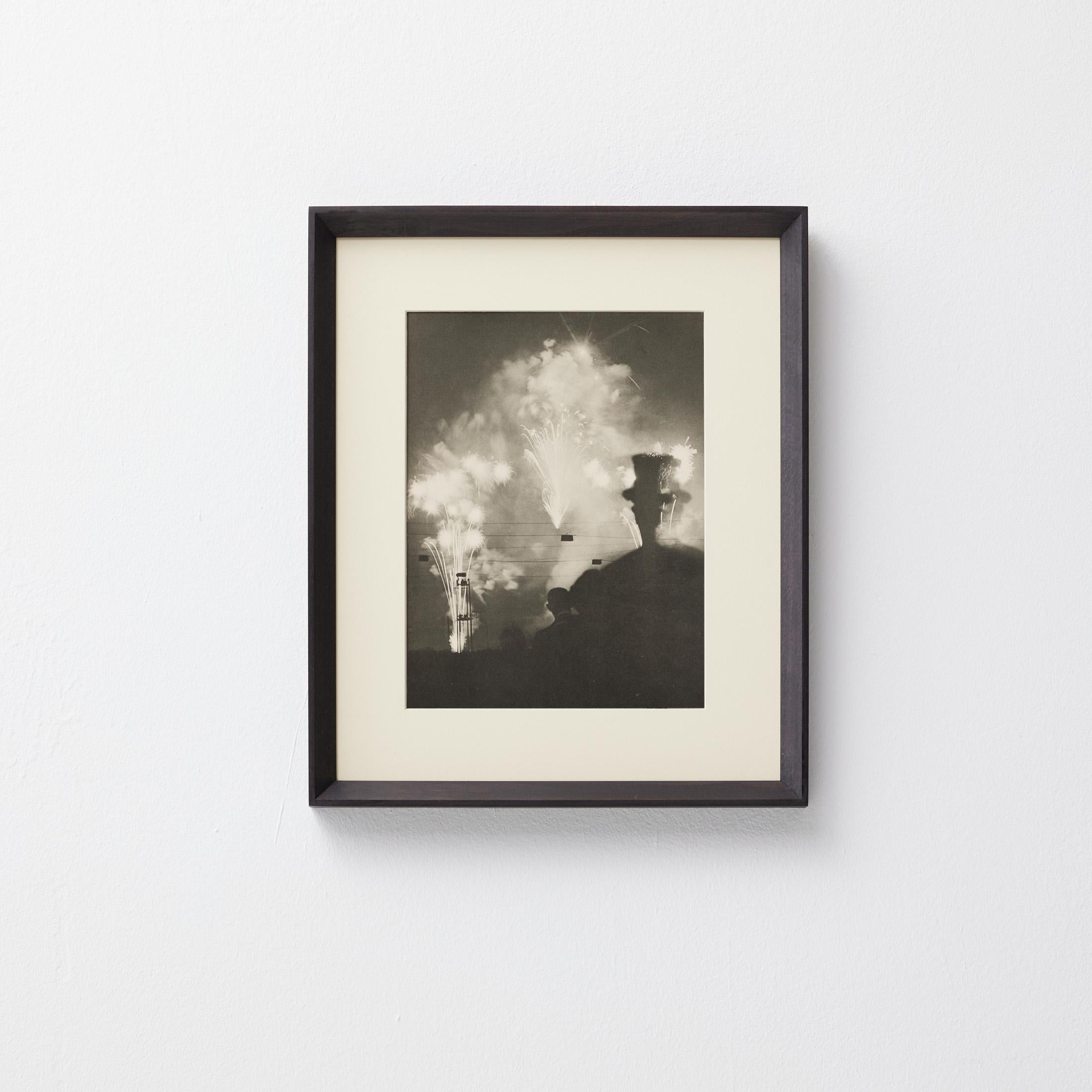 Original Heliogravüre von Brassaï, veröffentlicht in Verve Vol. I Nr. 1 (Dezember 1937), Éditions Verve, Paris. Diese nächtliche Szene, die eine Explosion von Feuerwerkskörpern in einer geheimnisvollen städtischen Umgebung einfängt, verkörpert die
