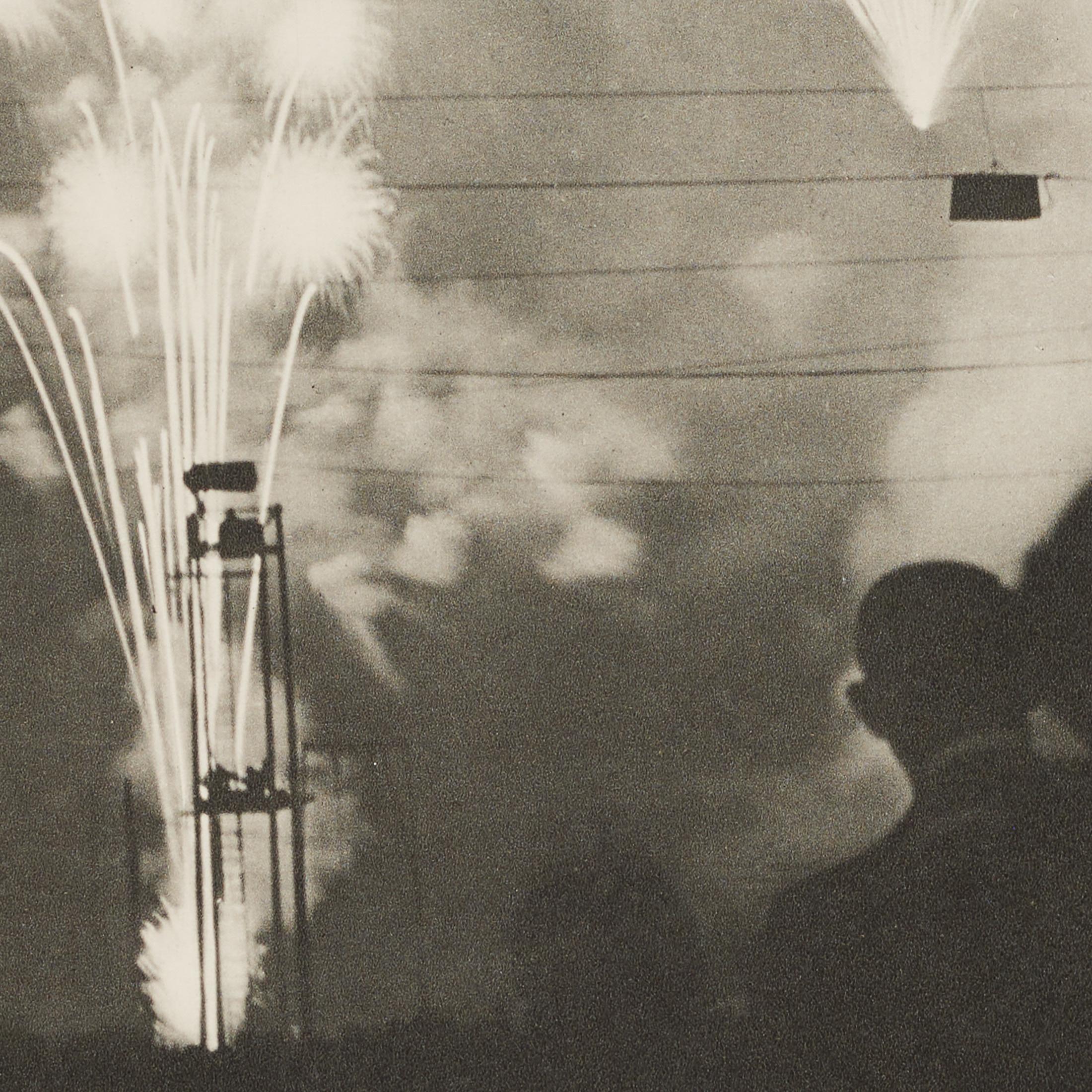 Brassaï Heliogravüre aus Verve 1937 - Feuerwerk über Paris, gerahmt (Moderne der Mitte des Jahrhunderts) im Angebot