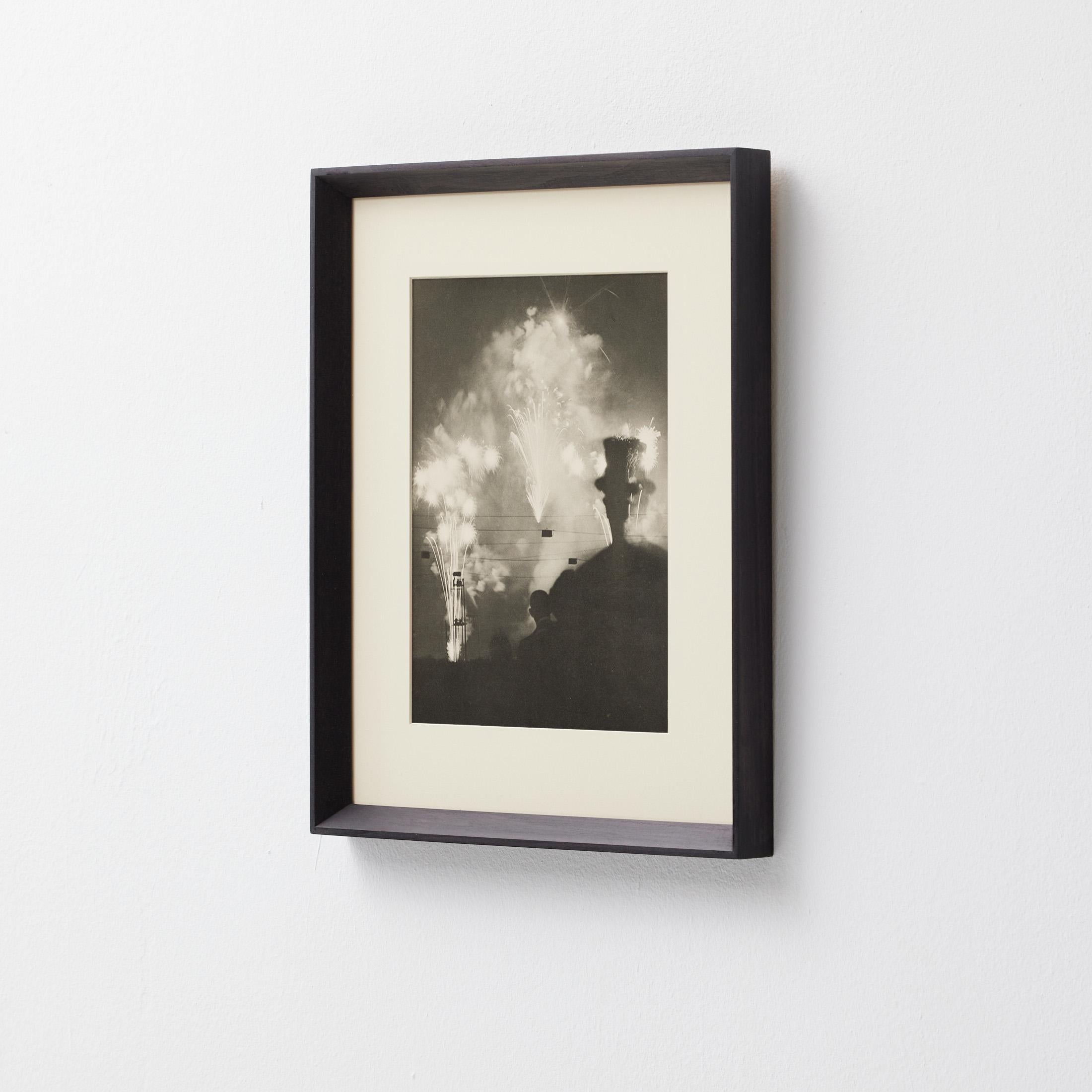Brassaï Heliogravüre aus Verve 1937 - Feuerwerk über Paris, gerahmt (Französisch) im Angebot