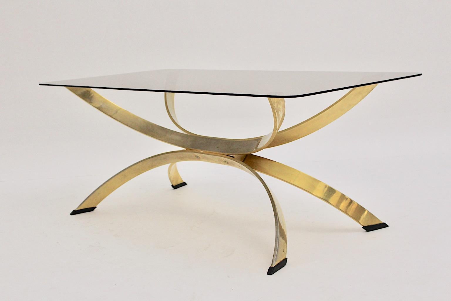 Table basse sculpturale vintage en métal laiton et verre fumé, table de canapé, années 1970 en vente 4