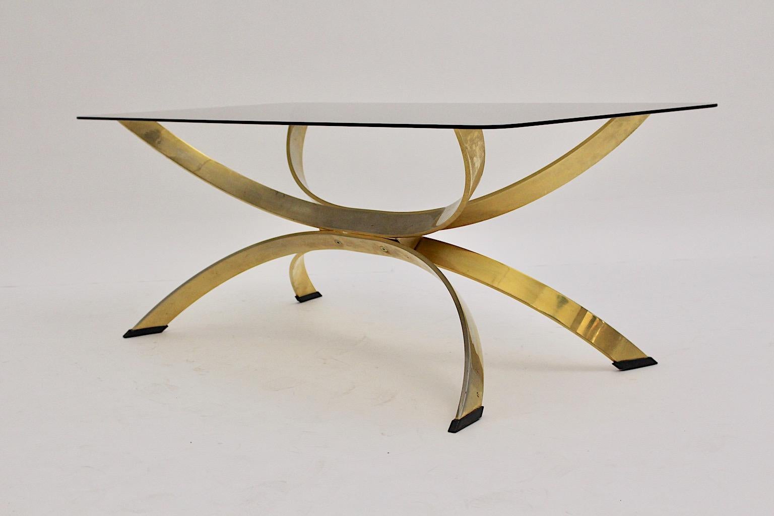 Table basse sculpturale vintage en métal laiton et verre fumé, table de canapé, années 1970 en vente 5