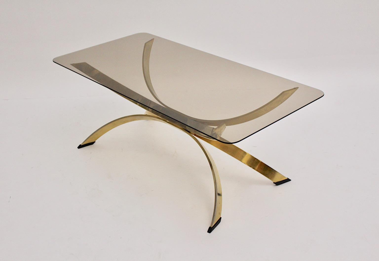 Table basse sculpturale vintage en métal laiton et verre fumé, table de canapé, années 1970 en vente 6