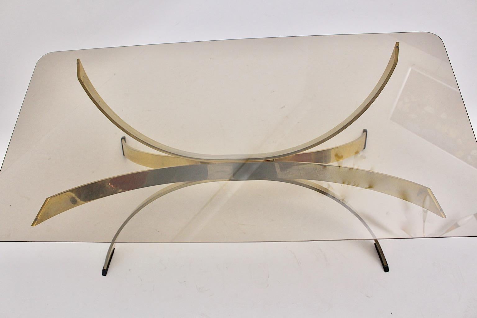 Table basse sculpturale vintage en métal laiton et verre fumé, table de canapé, années 1970 en vente 7