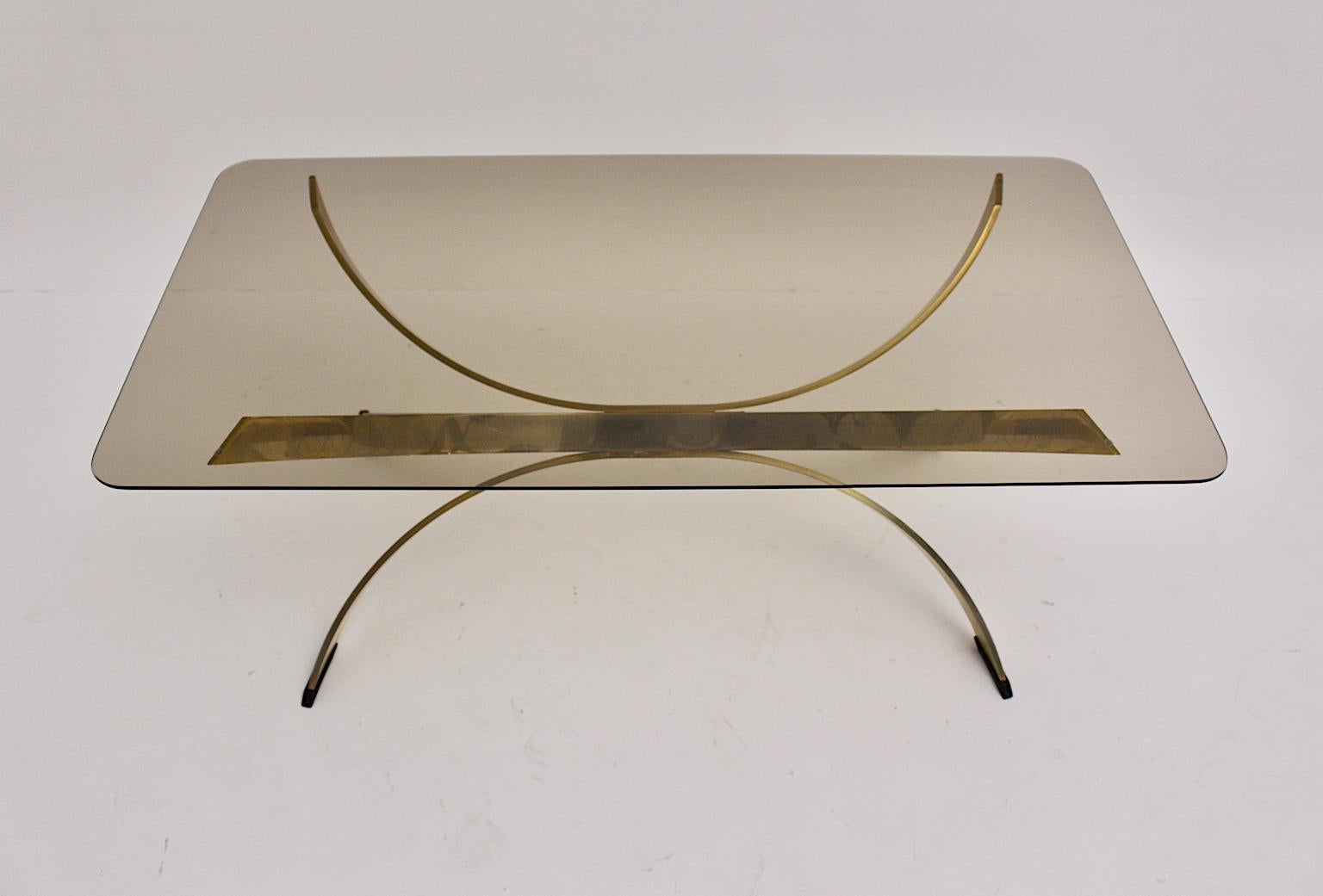 Moderne Table basse sculpturale vintage en métal laiton et verre fumé, table de canapé, années 1970 en vente