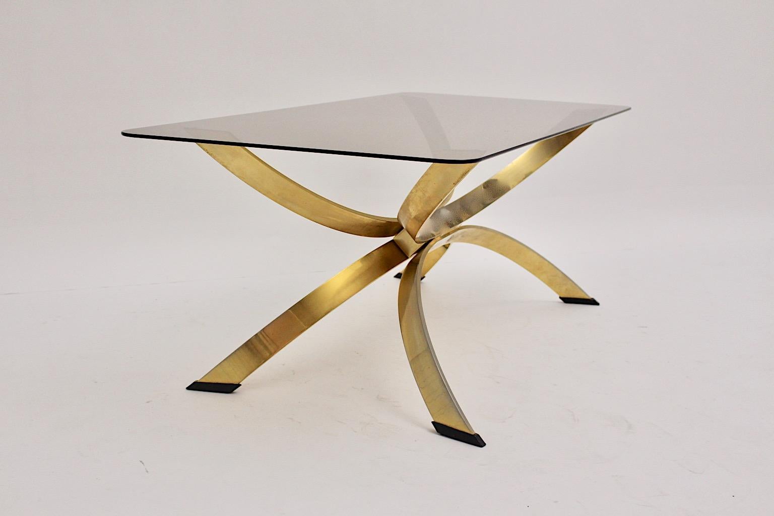 Table basse sculpturale vintage en métal laiton et verre fumé, table de canapé, années 1970 en vente 2