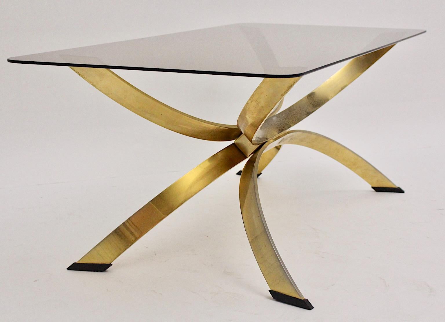 Table basse sculpturale vintage en métal laiton et verre fumé, table de canapé, années 1970 en vente 3