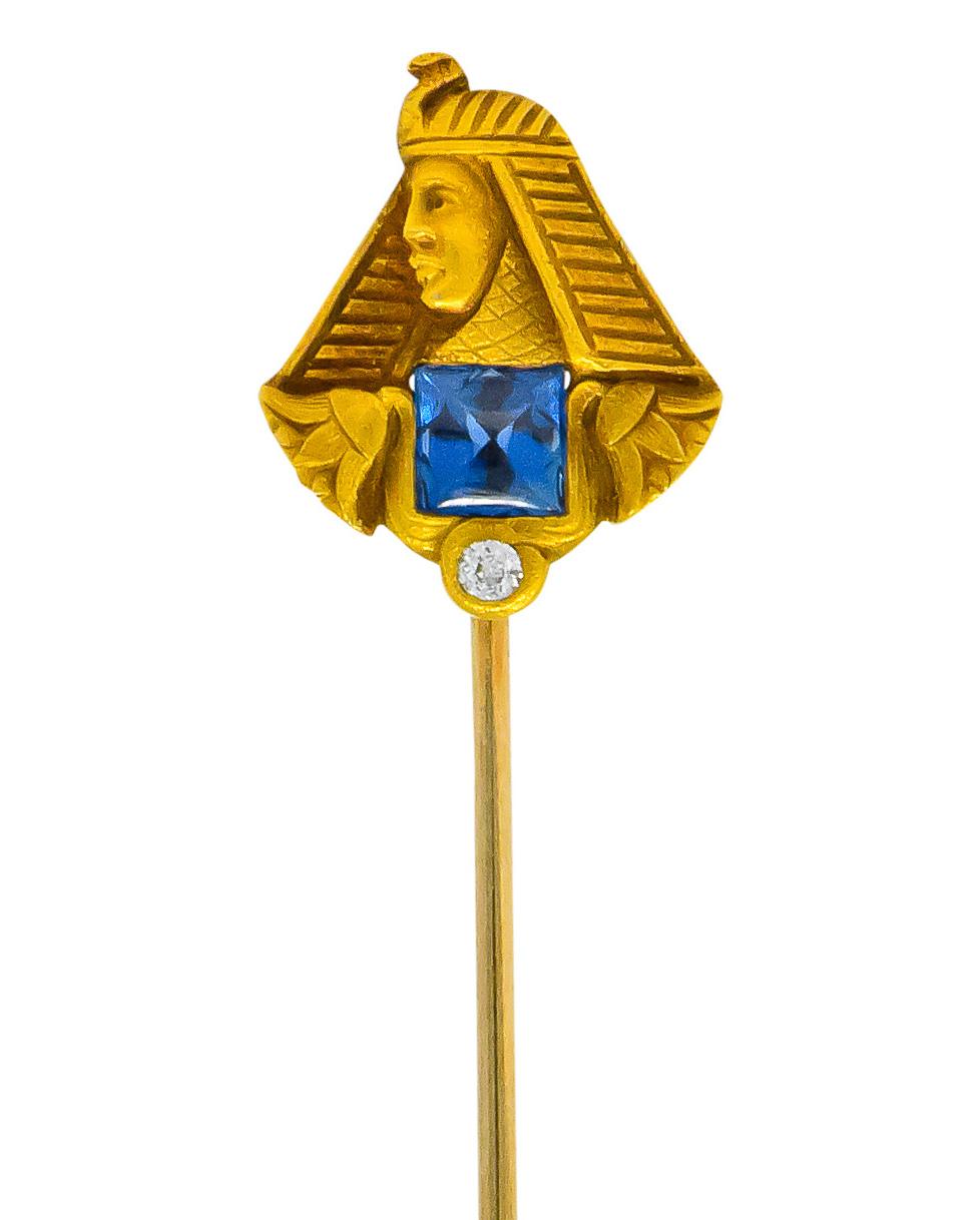 Entworfen als das Profil eines Pharaos mit Kopfschmuck

In der Mitte ein quadratischer Saphir von ca. 4,5 x 4,5 mm, helles Kornblumenblau

Akzentuiert mit einem Diamanten im alten europäischen Schliff von ca. 0,03 Karat, augenrein und weiß 

Mit