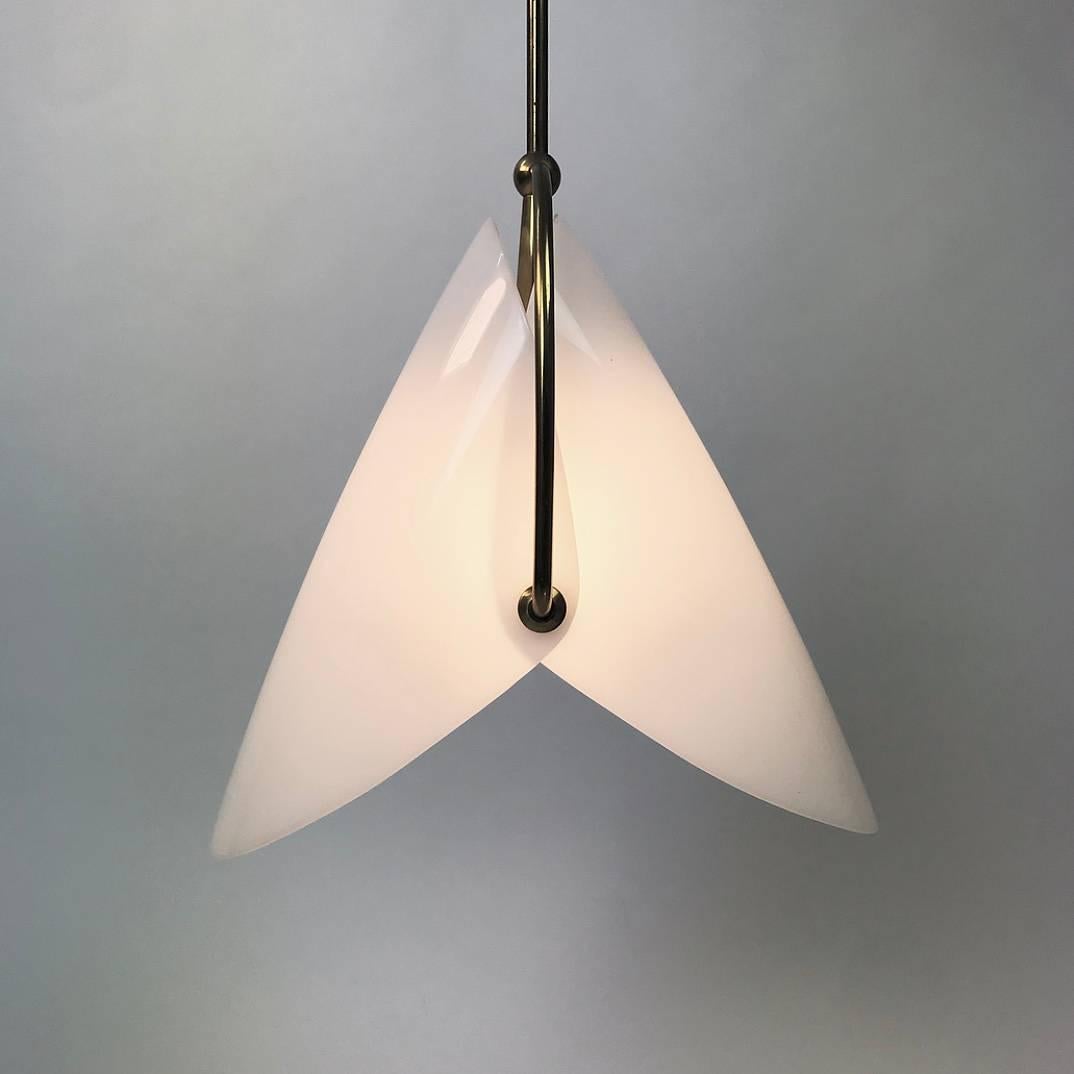 Bellissima plafoniera in ottone di T.J. Kalmar, Austria, anni '50. 

L'ottone è combinato con due grandi tonalità di perspex che possono essere regolate individualmente per ottenere una luce verso l'alto o verso il basso. 

Dimensioni: 100 cm di