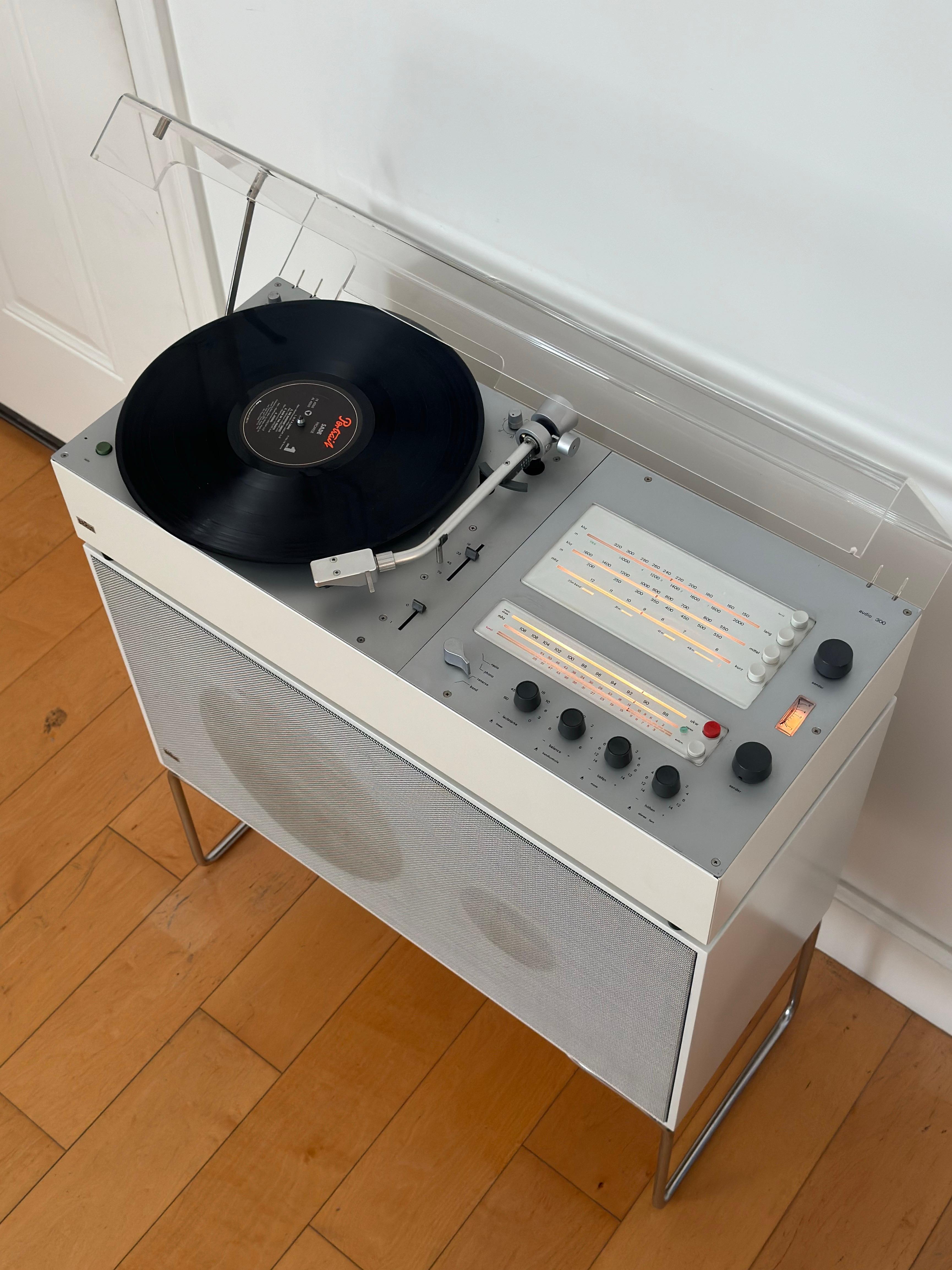 Braun Audio 300 und L60 Standlautsprecher, entworfen von Dieter Rams, 1960er/70er Jahre. Ausgestattet mit AM/FM-Radio und Plattenspieler. Es ist voll funktionsfähig und wurde von einem Techniker gewartet.