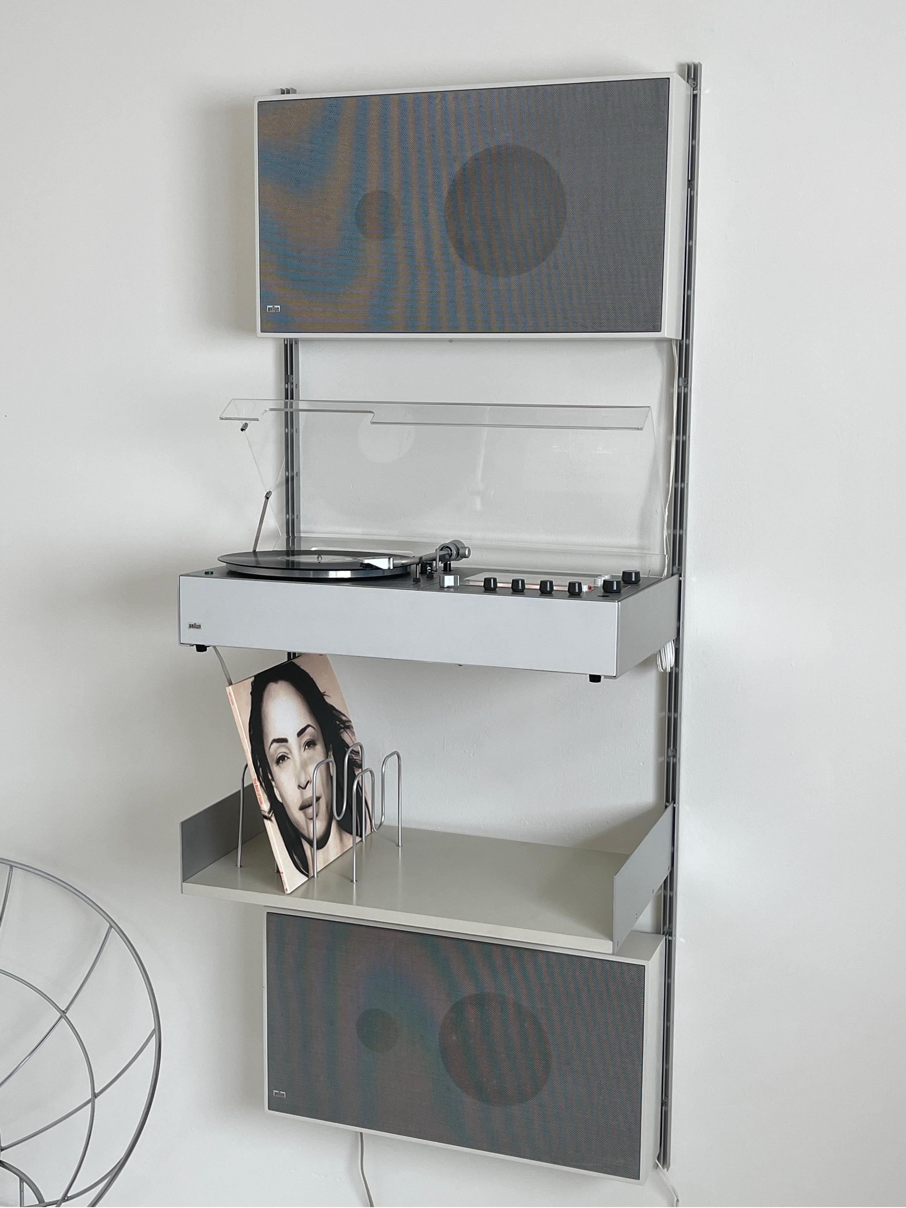 Système audio mural Braun conçu par Dieter Rams pour Braun, années 1960/70. Équipé de Braun Audio 300/310, d'enceintes murales L46 et de Vitsoe vintage.  étagère/e-tracks. Tout est inclus dans la photo sauf le vinyle de Sade. L'Audio 300/310 est